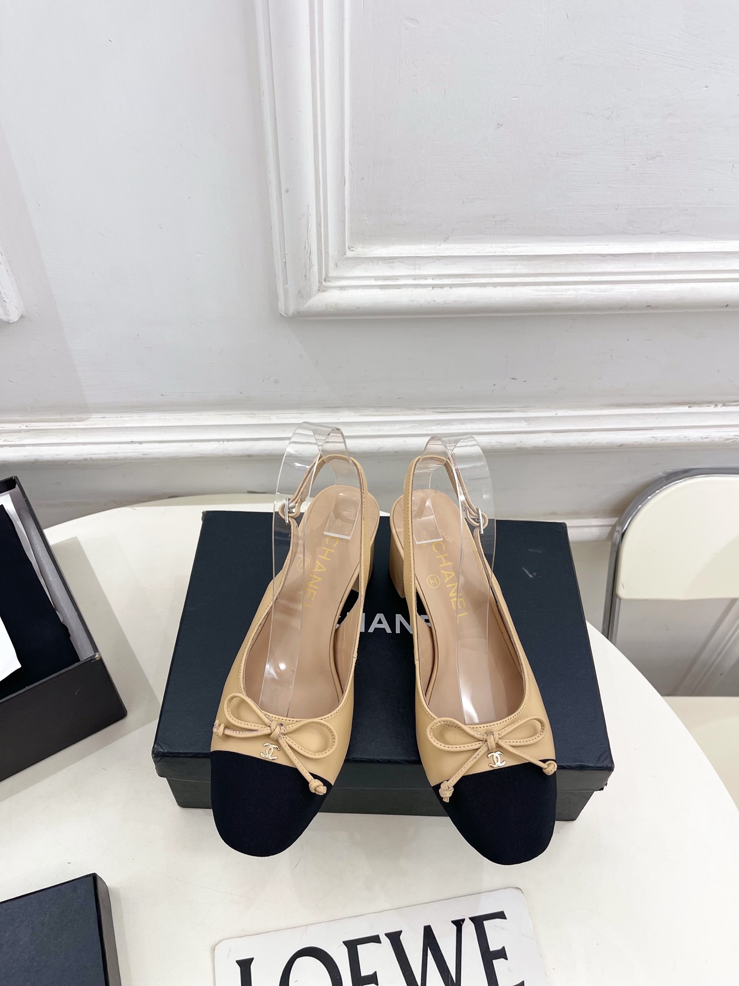 NO:783095,| Xiaoxiang 26 2026 spring and summer new products, classic catwalk models in the counter, Xiaoxiang double C bow back empty thick heel sandals are new in the series. The absolute best in the BS fashion circle. The matching will interpret the meticulous, minimalist and classic elements that will never fade away. It will show a unique dressing style that is too beautiful to say. A must-have style in summer... ━━━━━ t ━━━━━  Original high-customized lambskin upper, imported silk sheepskin lining, original Italian leather outsole, heel height 6.5cm, shoe size: 35-39 (40.41 customized, non-returnable) No. 2604043, sandals, sandals, sheepskin, Leather soles19860909| 小香 26 2026 春夏新品 专柜经典走秀款 小香双C蝴蝶结后空粗跟凉鞋 系列上新 BS时尚圈的绝绝子 搭配将演绎着细致 极简 永不褪去的经典元素 展现与众不同的穿搭风格美到无话可说 夏季必入款…… ━━━━━ t ━━━━━ 鞋面原版高定制小羊皮 内里进口丝绸羊皮里 大底原版意大利真皮大底 跟高6.5cm 鞋码: 35-39（40.41定制不退换） 编号2604043,凉鞋,sandals,sheepskin,Leather soles,Women's Shoes