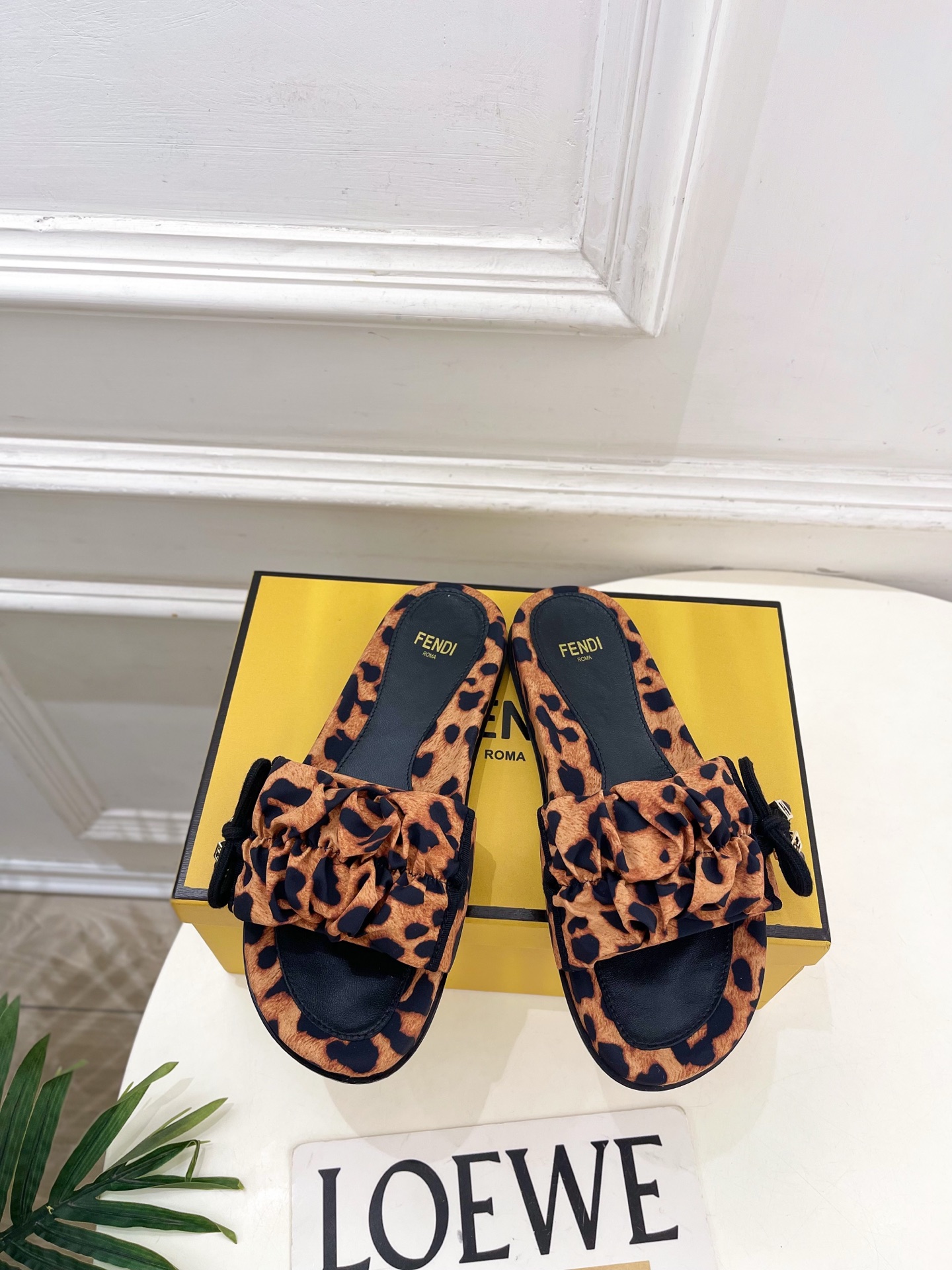 NO:783090,| Fendi 26 2026 Spring and Summer New Products Today’s Recommendation FD Bow Pleated Jacquard Casual Slippers Series ~ BS Upgraded Version The official website of the counter is the first choice of Internet celebrities. The highest version on the market!  Casual, simple, versatile and evergreen style, stylish with any combination, neutral and cool style is a must-have ━━━━━ t ━━━━━ Original custom-made fabric for the upper, imported sheepskin lining for the outsole, original molded TPU outsole, high flat heel, shoe size: 35-39 (customized at 40.41)  No. 2604031, slippers, fendi, slippers, sheepskin19860909| 芬迪 26 2026春夏新品 今日推荐 FD蝴蝶结褶皱提花休闲拖鞋 系列～ BS升级版 专柜官网同步网红明星首选 市面最高版本！休闲简约百搭长青款,随意搭配都有型,中性酷飒风必入 ━━━━━ t ━━━━━ 鞋面原版定制制布料 内里进口羊皮内里 大底原版开模TPU大底 跟高平底 鞋码: 35-39（40.41定制）  编号2604031,拖鞋,fendi,slippers,sheepskin,Women's Shoes