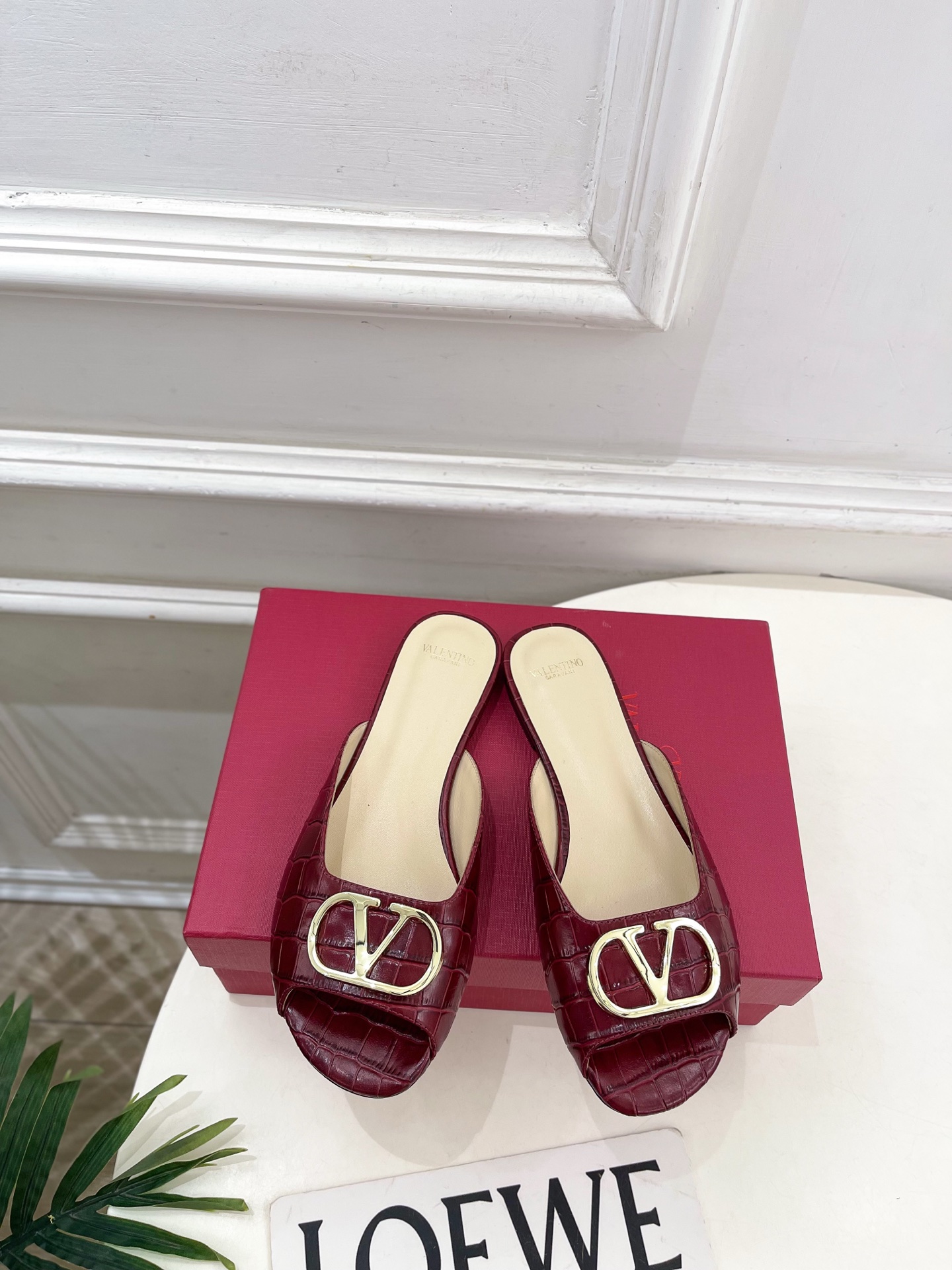 NO:783079,Valentino Valentino 26 2026 Spring and Summer New Products Metal V-buckle Fish Mouth Flat Slippers New ———————————— Valentino Garavani’s classic “Roman Stud” series debuts in a new interpretation!  The latest golden V-buckle element is full of high-end feel!  BS is extremely fashionable~ Original imported stone grain cowhide upper, original imported sheepskin lining, Italian genuine leather outsole, high heel, flat bottom, size 35-39 (40.41.42. Customized, non-returnable) Price No. 2604021, slippers, valentino, valentino, slippers, cowhide, sheepskin, Leather soles19860909Valentino 华伦天奴 26 2026春夏新品 金属V扣鱼嘴平底拖鞋 上新 —————————————— Valentino Garavani 的经典“Roman Stud”系列以全新的诠释方式首发！最新金色V扣元素 满满的高级感 ！BS时尚度爆棚～ 鞋面原版进口石头纹牛皮 内里原版进口羊皮里 大底意大利真皮大底 跟高 平底 码数35-39（40.41.42.定做不退换） 价格 编号2604021,拖鞋,valentino,valentino,slippers,cowhide,sheepskin,Leather soles,Women's Shoes