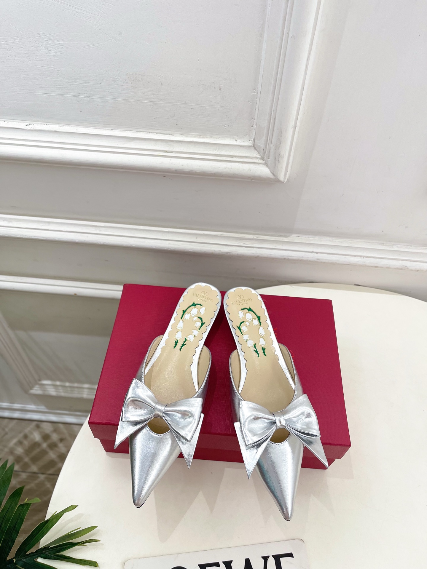 NO:783085,Valentino Valentino 26 2026 Spring and Summer New Products Bow Pointed Cat Heel Mule Half Slippers New ———————————— Valentino Garavani’s classic “Roman Stud” series debuts in a new interpretation!  The latest golden V-buckle element is full of high-end feel!  BS is extremely fashionable~ Original imported lambskin upper, original imported sheepskin lining, Italian genuine leather outsole, heel height 2cm, size 35-39 (40.41.42. Customized, non-refundable) Price No. 2604021, slippers, valentino, valentino, slippers, sheepskin, Leather soles19860909Valentino 华伦天奴 26 2026春夏新品 蝴蝶结尖头猫跟穆勒半拖鞋 上新 —————————————— Valentino Garavani 的经典“Roman Stud”系列以全新的诠释方式首发！最新金色V扣元素 满满的高级感 ！BS时尚度爆棚～ 鞋面原版进口小羊皮 内里原版进口羊皮里 大底意大利真皮大底 跟高2cm 码数35-39（40.41.42.定做不退换） 价格 编号2604021,拖鞋,valentino,valentino,slippers,sheepskin,Leather soles,Women's Shoes
