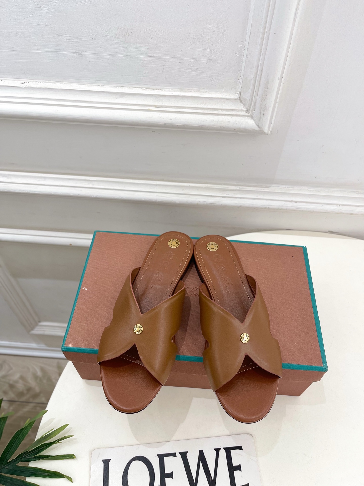 NO:783072,Loro Piana's 2026 spring and summer new product, Vera women's flat wedge sandals—————————— LP is Italy's top luxury brand, low-key luxury, and the designs are all consistent solid colors, simple, clever details, fresh and refined!  If you don’t want to hit the streets, you can check out this brand, Instagram, and Xiaohongshu. You can see this brand everywhere!  BS original one-to-one customization, original specific cowhide for the upper, original imported lambskin lining, original Italian leather outsole, heel height 1.2cm/8cm, size 35-39 (40.41 customized, non-returnable) No. 2604045, high heels and slippers, loro piana, loro piana, high heels, slippers, cowhide, sheepskin, Leather soles19860909Loro Piana 乐悠翩雅 代购级别2026春夏新品 Vera女士平底坡跟凉拖鞋————————— LP是意大利顶级奢侈品牌 低调奢华 设计都是一贯纯色系 简单、细节巧妙、清新脱俗！ 不想满大街撞款的可以看看这个品牌、ins、小红书随处可见这个品牌的身影 ！BS原版一比一定制 鞋面原版特定牛皮 内里原版进口小羊皮   大底原版意大利真皮大底 跟高1.2cm/8cm 码数35-39(40.41定制不退换） 编号2604045,高跟鞋拖鞋,loro piana,loro piana,high heels,slippers,cowhide,sheepskin,Leather soles,Women's Shoes