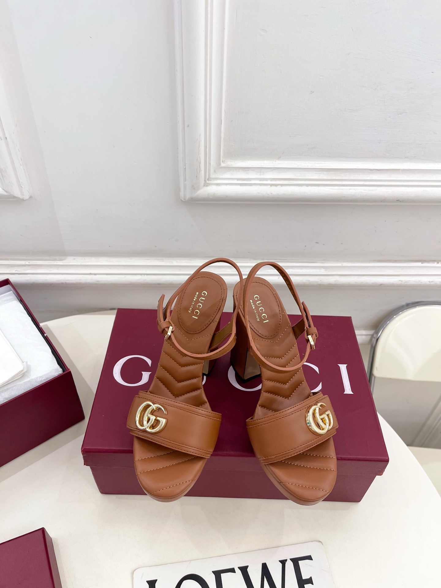 NO:783065,Gucci | Gucci 26 G’s main series is finally released, and the products are worth looking forward to!  Original classic, create new design, 2026 spring and summer new product, metal double G high-heeled platform sandals, purchasing agent level!  Full of high-end feel!  A favorite among bloggers at home and abroad, it is retro and fashionable, easy to wear and looks great on your feet!  BS official website mainly recommends, new colors are constantly updated ━━━━━ t ━━━━━ Upper highly customized imported calfskin Lining: imported sheepskin lining Outsole Italian imported genuine leather outsole Heel height 11.5cm/front platform 2cm Shoe size: 35-39 (40.41.42 can be customized)  No. 2604048, high heels sandals, gucci, gucci, gucci, sandals, high heels, cowhide, sheepskin, Leather soles19860909Gucci | 古驰 26  G家 主打系列终于面世,狠货值得期待！原有的经典 创造新设计 2026春夏新品 金属双G高跟防水台凉鞋 代购级别！高级感十足！国内外博主刷爆的一款,复古又时髦 穿搭简便 上脚美炸了！BS官网主推,新色持续更新 ━━━━━ t ━━━━━ 鞋面高定制进口小牛皮  内里: 进口羊皮里 大底意大利进口真皮大底 跟高11.5cm/前水台2cm 鞋码: 35-39（40.41.42可定制）  编号2604048,高跟鞋凉鞋,gucci,gucci,gucci,sandals,high heels,cowhide,sheepskin,Leather soles,Women's Shoes