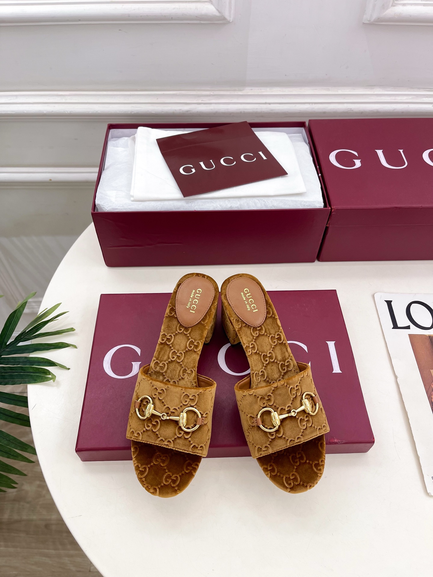 NO:783058,Gucci | Gucci 26 G’s main series is finally released, and the products are worth looking forward to!  Original classic, create new design, 2026 spring and summer new product, classic horsebit velvet embossed thick heel slippers, purchasing agent level!  Full of high-end feel!  A favorite among bloggers at home and abroad, it is retro and fashionable, easy to wear and looks great on your feet!  BS official website mainly recommends, new colors are constantly updated ━━━━━ t ━━━━━ Upper highly customized imported velvet Lining: imported sheepskin lining Outsole Italian imported genuine leather outsole Heel height 5.5cm Shoe size: 35-39 (40.41. can be customized)  No. 4045, slippers, gucci, gucci, gucci, slippers, sheepskin, Leather soles19860909Gucci | 古驰 26  G家 主打系列终于面世,狠货值得期待！原有的经典 创造新设计 2026春夏新品 经典马衔扣丝绒压花粗跟拖鞋 代购级别！高级感十足！国内外博主刷爆的一款,复古又时髦 穿搭简便 上脚美炸了！BS官网主推,新色持续更新 ━━━━━ t ━━━━━ 鞋面高定制进口丝绒  内里: 进口羊皮里 大底意大利进口真皮大底 跟高5.5cm 鞋码: 35-39（40.41.可定制）   编号4045,拖鞋,gucci,gucci,gucci,slippers,sheepskin,Leather soles,Women's Shoes