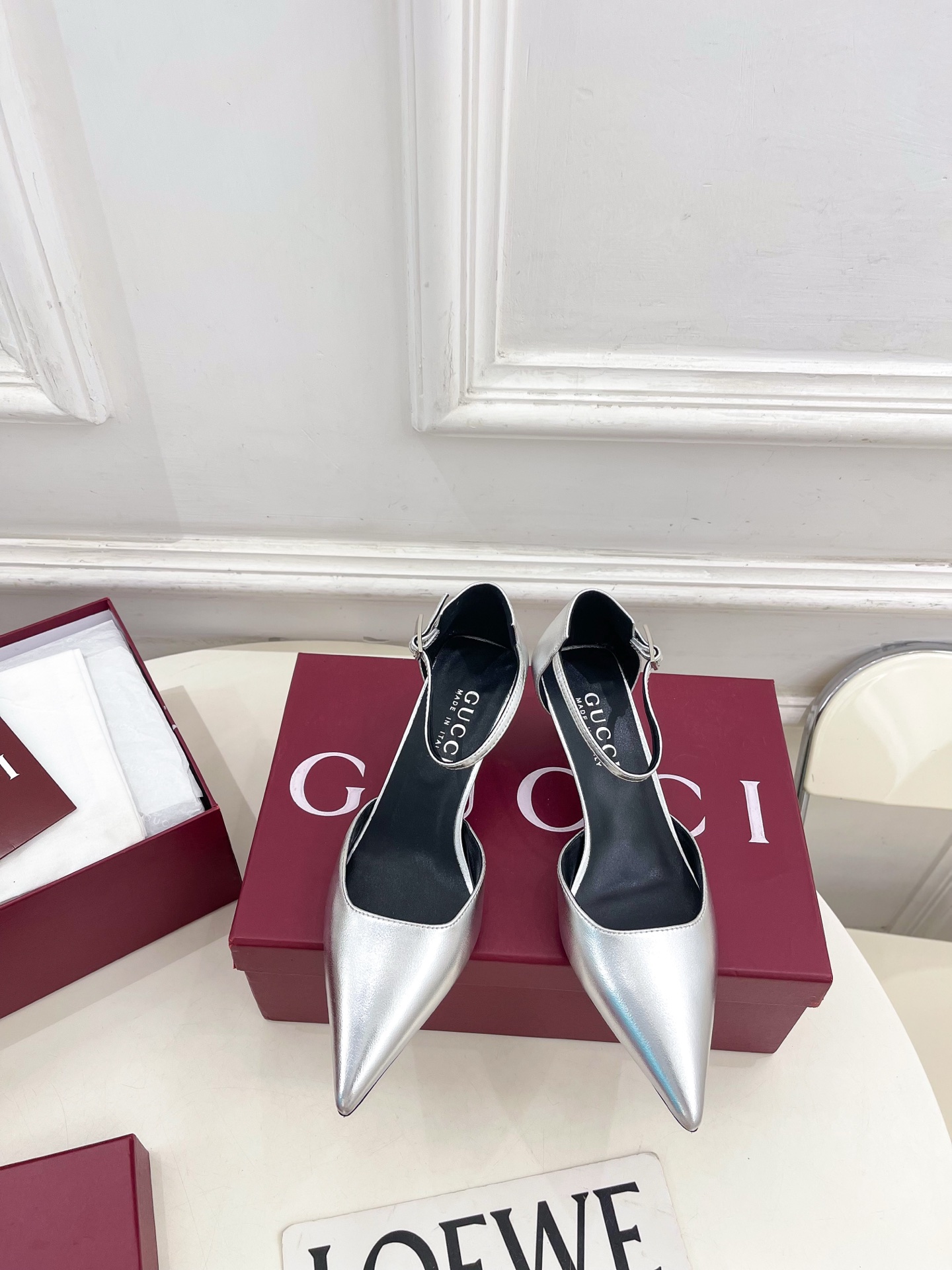 NO:783109,Gucci | Gucci 26 G’s main series is finally released, and the products are worth looking forward to!  Original classic, create new design, 2026 spring and summer new product, pointed toe metal heel hollow high-heeled sandals, purchasing agent level!  Full of high-end feel!  A favorite among bloggers at home and abroad, it is retro and fashionable, easy to wear and looks great on your feet!  BS official website mainly recommends, new colors are constantly updated ━━━━━ t ━━━━━ Upper highly customized imported metal cowhide Lining: imported sheepskin lining Outsole Italian imported genuine leather outsole Heel height 5.5cm/8.5cm/11cm Shoe size: 35-39 (40.41.42 can be customized)  No. 2604048, high heels sandals, gucci, gucci, gucci, sandals, high heels, cowhide, sheepskin, Leather soles19860909Gucci | 古驰 26  G家 主打系列终于面世,狠货值得期待！原有的经典 创造新设计 2026春夏新品 尖头金属跟中空高跟凉鞋 代购级别！高级感十足！国内外博主刷爆的一款,复古又时髦 穿搭简便 上脚美炸了！BS官网主推,新色持续更新 ━━━━━ t ━━━━━ 鞋面高定制进口金属牛皮  内里: 进口羊皮里 大底意大利进口真皮大底 跟高5.5cm/8.5cm/11cm 鞋码: 35-39（40.41.42可定制）  编号2604048,高跟鞋凉鞋,gucci,gucci,gucci,sandals,high heels,cowhide,sheepskin,Leather soles,Women's Shoes