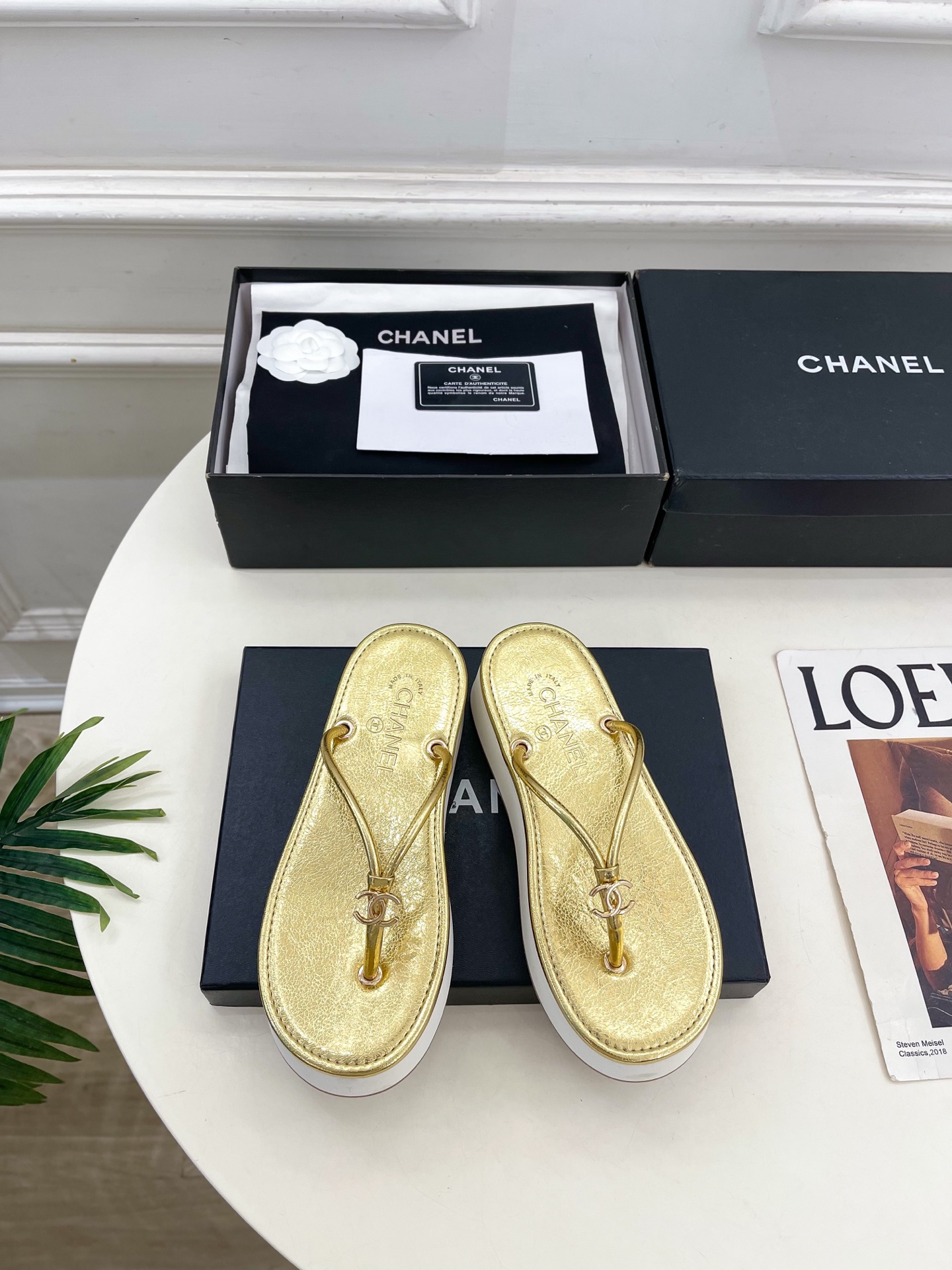 NO:783099,| Xiaoxiang 26 2026 spring and summer new products, classic catwalk models in the counter, Xiaoxiang double C thick-soled flip-flops are new in the series. The absolute best in the BS fashion circle. The matching will interpret the meticulous, minimalist and classic elements that will never fade away. It will show a unique dressing style that is too beautiful to say. A must-have style in summer... ━━━━━ t ━━━━━  Highly customized original lambskin upper, imported silk sheepskin lining, original molded outsole, custom-made non-slip outsole, 4cm heel height, shoe size: 35-39 (40.41 customized, non-returnable) No. 2604043, split-toe shoes, slippers, sheepskin19860909| 小香 26 2026 春夏新品 专柜经典走秀款 小香双C厚底人字拖鞋 系列上新 BS时尚圈的绝绝子 搭配将演绎着细致 极简 永不褪去的经典元素 展现与众不同的穿搭风格美到无话可说 夏季必入款…… ━━━━━ t ━━━━━ 鞋面高定制原版小羊皮 内里进口丝绸羊皮里 大底原版开模定制防滑大底 跟高4cm 鞋码: 35-39（40.41定制不退换） 编号2604043,分趾鞋,slippers,sheepskin,Women's Shoes