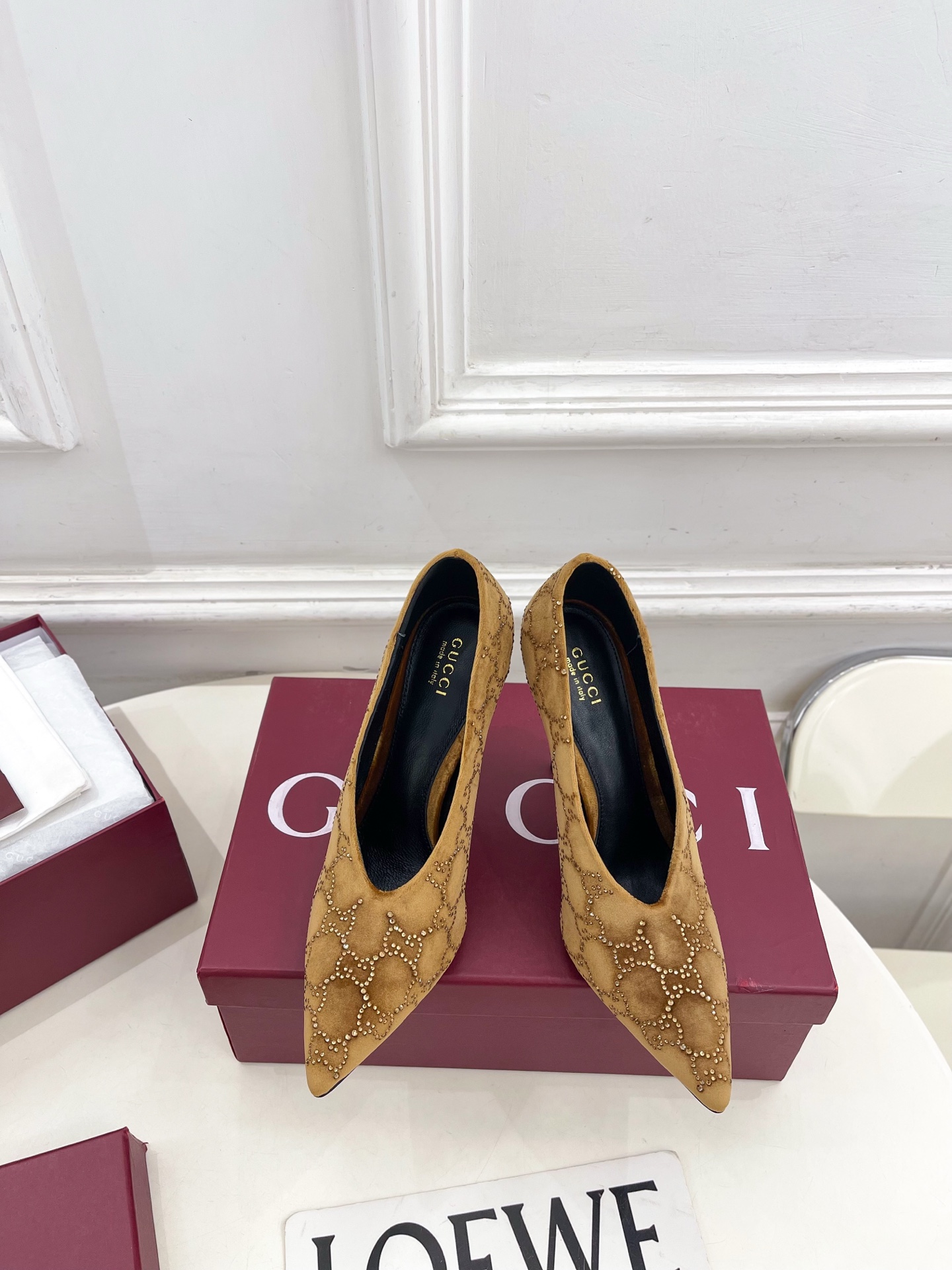 NO:783089,Gucci | Gucci 26 G’s main series is finally released, and the products are worth looking forward to!  Original classic, create new design, 2026 spring and summer new style, double G rhinestone pointed toe high-heeled shoes, purchasing agent level!  Full of high-end feel!  A favorite among bloggers at home and abroad, it is retro and fashionable, easy to wear and looks great on your feet!  Mainly recommended by the official website, BS new colors are continuously updated ━━━━━t ━━━━━ Highly customized uppers imported velvet Lining: imported sheepskin lining Outsole original Italian imported cowhide leather outsole Heel height 10.5cm Shoe size: 35-39 (40.41.42 can be customized)  No. 2604045, half-drag high heels, gucci, gucci, gucci, high heels, cowhide, sheepskin19860909Gucci | 古驰 26 G家 主打系列终于面世,狠货值得期待！原有的经典 创造新设计  2026春夏新款 双G水钻尖头高跟单鞋 代购级别！高级感十足！国内外博主刷爆的一款,复古又时髦 穿搭简便 上脚美炸了！官网主推,BS新色持续更新 ━━━━━ t ━━━━━ 鞋面高定制进口丝绒  内里: 进口羊皮里 大底原版意大利进口牛皮大底 跟高10.5cm 鞋码: 35-39（40.41.42可定制）  编号2604045,半拖高跟鞋,gucci,gucci,gucci,high heels,cowhide,sheepskin,Women's Shoes