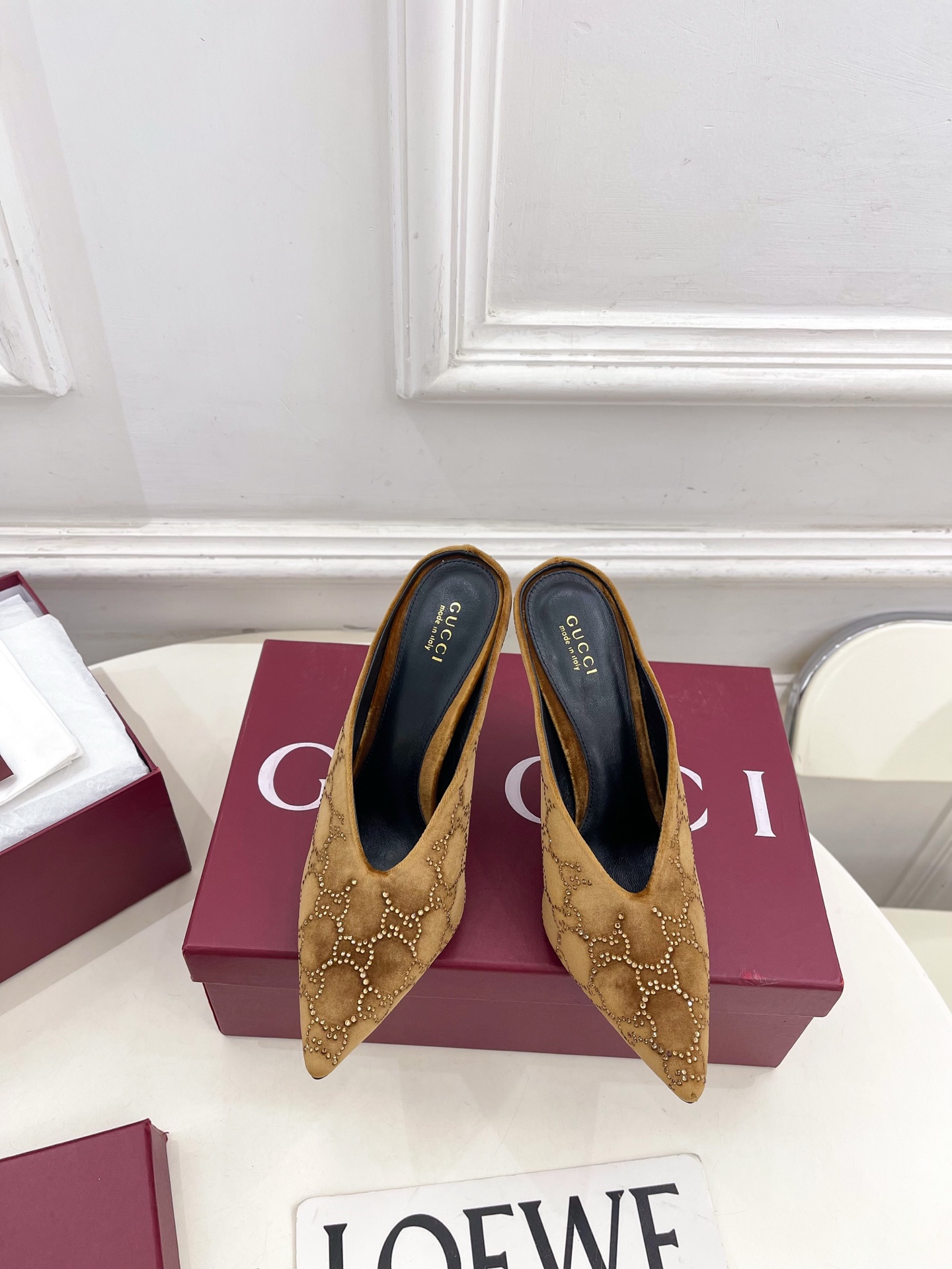NO:783094,Gucci | Gucci 26 G’s main series is finally released, and the products are worth looking forward to!  Original classic, create new design, 2026 spring and summer new style, double G rhinestone pointed toe high heel half slippers, purchasing agent level!  Full of high-end feel!  A favorite among bloggers at home and abroad, it is retro and fashionable, easy to wear and looks great on your feet!  Mainly recommended by the official website, BS new colors are continuously updated ━━━━━t ━━━━━ Highly customized uppers imported velvet Lining: imported sheepskin lining Outsole original Italian imported cowhide leather outsole Heel height 10.5cm Shoe size: 35-39 (40.41.42 can be customized)  No. 2604045, half-slip high heels, gucci, gucci, gucci, high heels, slippers, cowhide, sheepskin19860909Gucci | 古驰 26 G家 主打系列终于面世,狠货值得期待！原有的经典 创造新设计  2026春夏新款 双G水钻尖头高跟半拖鞋 代购级别！高级感十足！国内外博主刷爆的一款,复古又时髦 穿搭简便 上脚美炸了！官网主推,BS新色持续更新 ━━━━━ t ━━━━━ 鞋面高定制进口丝绒  内里: 进口羊皮里 大底原版意大利进口牛皮大底 跟高10.5cm 鞋码: 35-39（40.41.42可定制）  编号2604045,半拖高跟鞋,gucci,gucci,gucci,high heels,slippers,cowhide,sheepskin,Women's Shoes