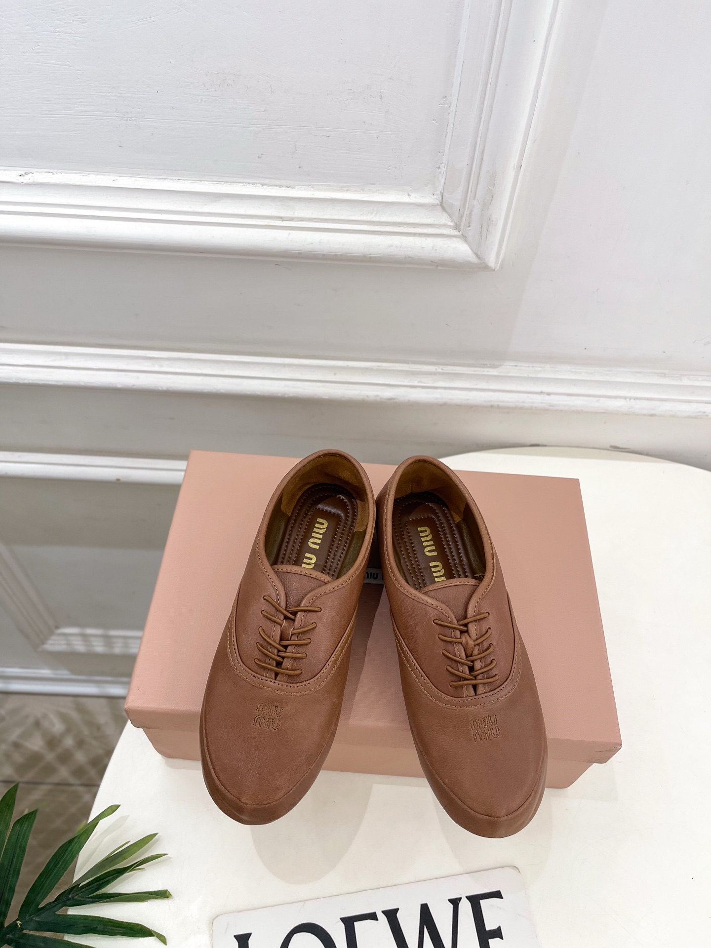 NO:783084,Miu Miu | Miu Miu 26 counter features the latest styles, 2026 spring and summer new arrivals, retro lace-up flat casual shoes, hot new arrival!  BS Miaojia's high-end products, top-notch craftsmanship to create exquisite quality, unparalleled comfort, it is definitely a love at first sight!  Fashionable and versatile, a must-have for everyone!  T19860909Miu Miu | 缪缪 26 专柜主打最新秀款 2026春夏新品 复古系带平底休闲鞋 火爆上新！ BS缪家高货 顶级工艺打造精品质感 无敌舒适 绝对是一见钟情款！时尚百搭,人手必备！ ━━━━━ t ━━━━━ 鞋面原版特定羊皮  内里: 进口羊皮里 大底原版开模定制防滑大底  跟高平底 鞋码: 35-39(40.41定制不退换）  编号2604031,单鞋,miumiu,sheepskin,Women's Shoes