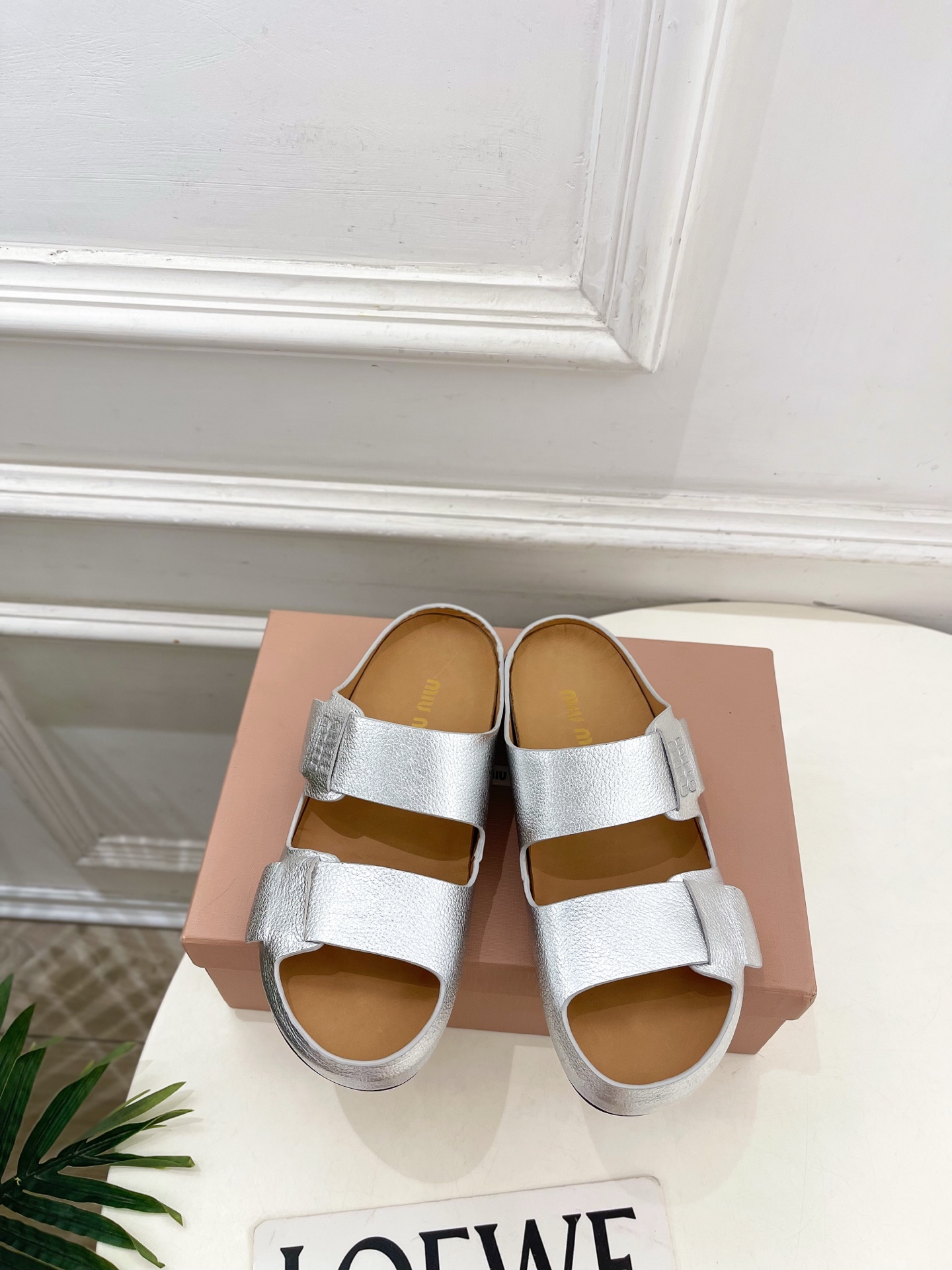 NO:783071,Miu Miu | Miu Miu 26 counter features the latest styles, 2026 spring and summer new products, retro distressed double-strap thick-soled casual beach slippers, hot new arrival!  BS Miaojia's high-end products, top-notch craftsmanship to create exquisite quality, unparalleled comfort, it is definitely a love at first sight!  Fashionable and versatile, a must-have for everyone!  T19860909Miu Miu | 缪缪 26 专柜主打最新秀款 2026春夏新品 复古做旧双带厚底休闲沙滩拖鞋 火爆上新！ BS缪家高货 顶级工艺打造精品质感 无敌舒适 绝对是一见钟情款！时尚百搭,人手必备！ ━━━━━ t ━━━━━ 鞋面原版特定牛皮  内里: 进口牛皮里 大底原版开模定制防滑大底 跟高平底 鞋码: 35-39(40.41定制不退换）  编号2604031,拖鞋,miumiu,slippers,cowhide,Women's Shoes