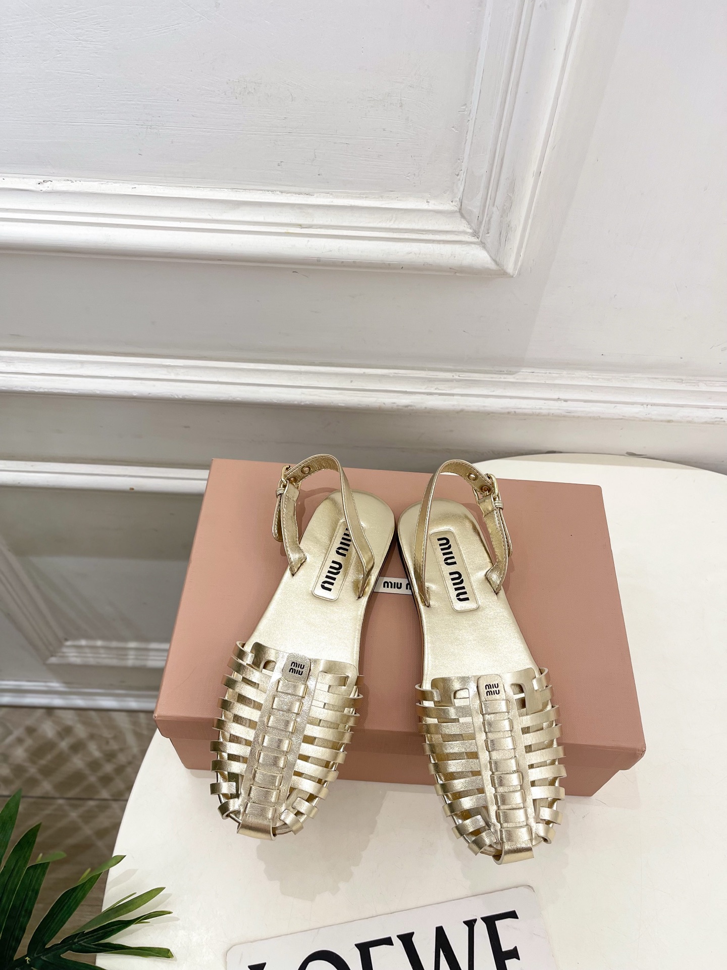 NO:783049,Miu Miu | Miu Miu 26 counter features the latest styles, 2026 spring and summer new products. Miu Miu letter retro woven hollow Roman sandals are hot new!  BS Miaojia's high-end products, top-notch craftsmanship to create exquisite quality, unparalleled comfort, it is definitely a love at first sight!  Fashionable and versatile, a must-have for everyone!  ━━━━━ t ━━━━━ Original custom-made sheepskin upper. Lining: Imported sheepskin lining. Original molded outsole, custom-made non-slip outsole. High flat heel. Shoe size: 35-39 (40.41 customized, non-refundable). No. 2604031, sandals, miumiu, sandals, sheepskin19860909Miu Miu | 缪缪 26 专柜主打最新秀款 2026春夏新品 MiuMiu字母复古编织镂空罗马凉鞋 火爆上新！ BS缪家高货 顶级工艺打造精品质感 无敌舒适 绝对是一见钟情款！时尚百搭,人手必备！ ━━━━━ t ━━━━━ 鞋面原版特定制羊皮  内里: 进口羊皮里 大底原版开模定制防滑大底 跟高平底 鞋码: 35-39(40.41定制不退换）   编号2604031,凉鞋,miumiu,sandals,sheepskin,Women's Shoes