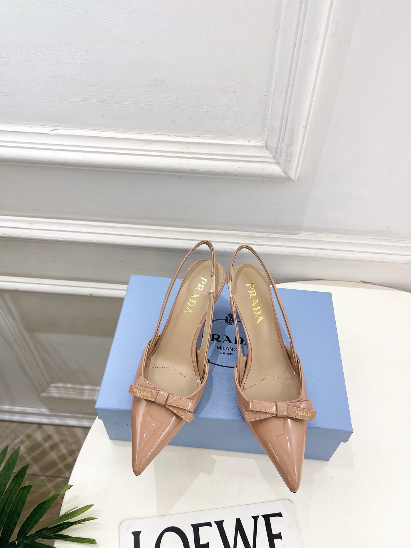 NO:783037,PRADA 26 2026 Spring and Summer New Products Counter Catwalk Style Bow Pointed Toe High-heeled Sandals Series Upper Original High-Customized Cow Patent Leather Interior Imported Water-Dye Sheepskin Outsole Original Italian Genuine Leather Outsole Heel Height 7.5cm Shoe Size: 35-39 (40.41. Customized, non-returnable) (Original Airplane Box 10)  No. 2604045, high heels sandals, prada, prada, sandals, high heels, sheepskin, Leather soles19860909PRADA 普拉达 26 2026春夏新品 专柜走秀款 蝴蝶结尖头后空高跟凉鞋 系列 鞋面原版高定制牛漆皮 内里进口水染羊皮 大底原版意大利真皮大底 跟高7.5cm 鞋码:35-39（40.41.定做不退换）（原版飞机盒10） 编号2604045,高跟鞋凉鞋,prada,prada,sandals,high heels,sheepskin,Leather soles,Women's Shoes