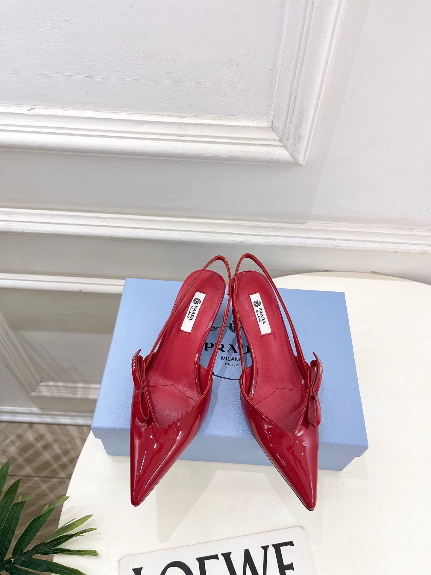 NO:783043,PRADA 26 2026 spring and summer new products Counter catwalk style V-neck bow pointed toe back empty sandals series Original high-custom cow patent leather uppers Imported water-dyed sheepskin lining Outsole Original Italian leather outsole Heel height 5.5cm Shoe size: 35-39 (40.41. Customized, non-returnable) (Original airplane box 10)  No. 2604045, high heels sandals, prada, prada, sandals, high heels, sheepskin, Leather soles19860909PRADA 普拉达 26 2026春夏新品 专柜走秀款 V口蝴蝶结尖头后空凉鞋 系列 鞋面原版高定制牛漆皮 内里进口水染羊皮 大底原版意大利真皮大底 跟高5.5cm 鞋码:35-39（40.41.定做不退换）（原版飞机盒10） 编号2604045,高跟鞋凉鞋,prada,prada,sandals,high heels,sheepskin,Leather soles,Women's Shoes