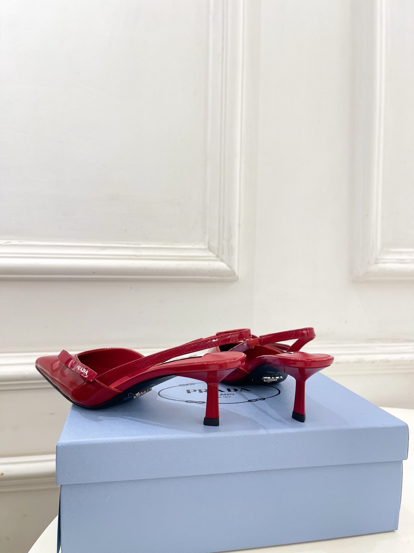 Prada Style Leather Women's Shoes style reference detail image 8 from source 784792
