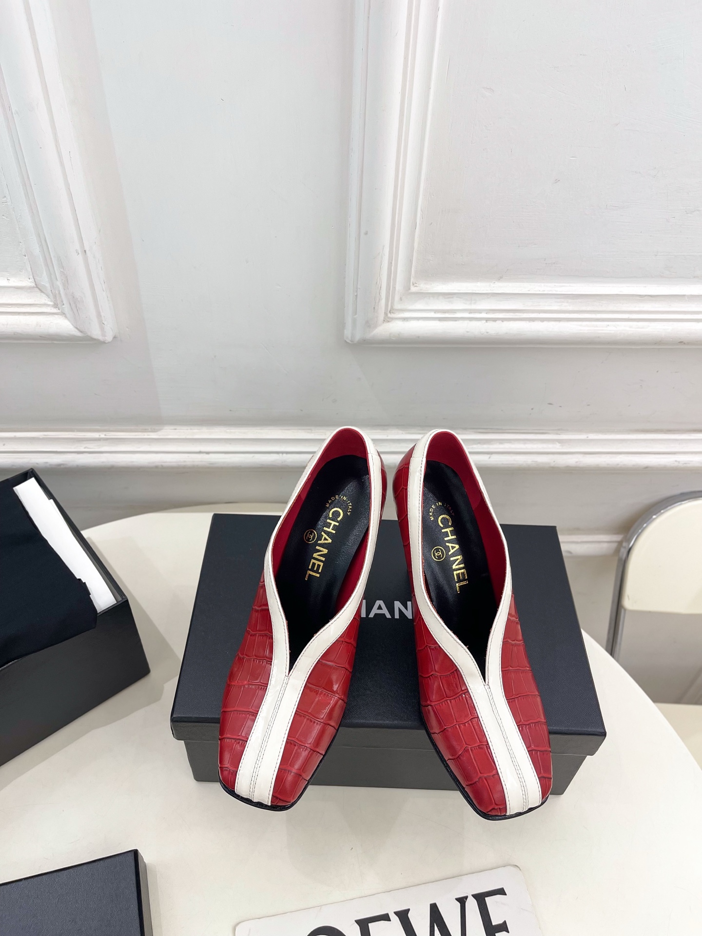 NO:783017,| Xiaoxiang 26 2026 spring and summer new products, classic catwalk models in the counter, Xiaoxiang double C color block square toe high-heeled shoes are new in the series. The absolute best in the BS fashion circle. The matching will interpret the meticulous, minimalist and classic elements that will never fade away. It will show a unique dressing style that is too beautiful to say. A must-have style in summer... ━━━━━ t ━━━━━  Highly customized original fabric for the upper, imported silk sheepskin lining for the outsole, original Italian leather outsole, 9cm heel height, shoe size: 35-39 (40.41 customized, non-returnable) No. 2604043, high heels, single shoes, high heels, sheepskin, Leather soles19860909| 小香 26 2026 春夏新品 专柜经典走秀款 小香双C拼色方头高跟单鞋 系列上新 BS时尚圈的绝绝子 搭配将演绎着细致 极简 永不褪去的经典元素 展现与众不同的穿搭风格美到无话可说 夏季必入款…… ━━━━━ t ━━━━━ 鞋面高定制原版面料 内里进口丝绸羊皮里 大底原版意大利真皮大底 跟高9cm 鞋码: 35-39（40.41定制不退换） 编号2604043,高跟鞋单鞋,high heels,sheepskin,Leather soles,Women's Shoes