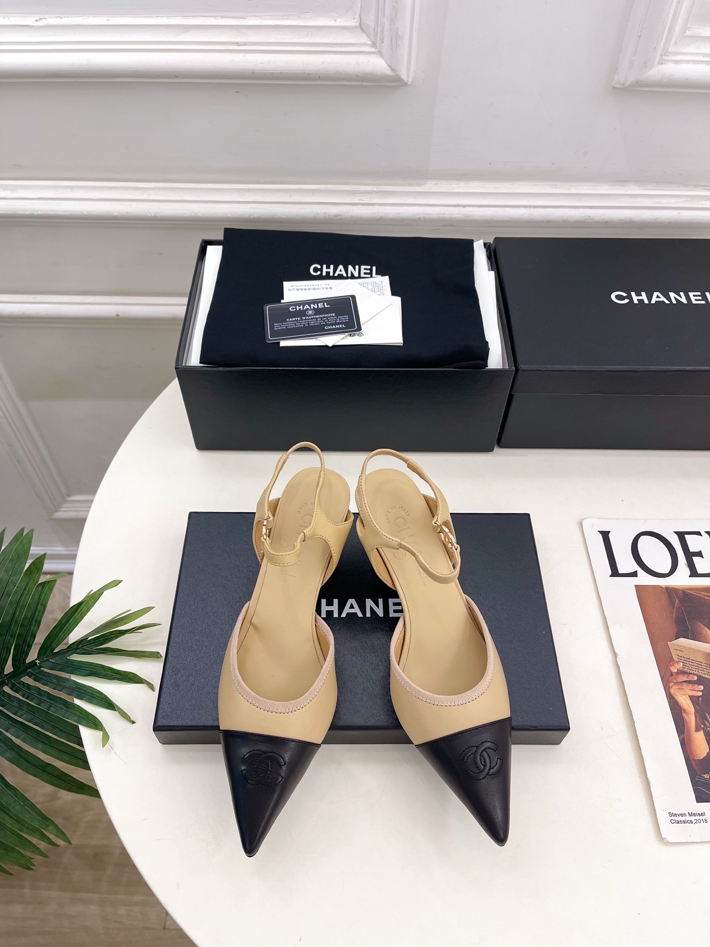 NO:783003,| Xiaoxiang 26 2026 spring and summer new products, classic catwalk style in the counter, Xiaoxiang double C pointed toe color block cat heel empty back sandals are new in the series. The absolute best in the BS fashion circle. The matching will interpret the meticulous, minimalist and never-fading classic elements, showing a unique dressing style that is too beautiful to say. A must-have for summer... ━━━━━ t  ━━━━━ Upper highly customized original fabric, lining imported silk sheepskin lining, outsole original Italian leather outsole, heel height 5.5cm, shoe size: 35-39 (40.41 customized, non-returnable) No. 2604043, sandals, sandals, sheepskin, Leather soles19860909| 小香 26 2026 春夏新品 专柜经典走秀款 小香双C尖头拼色猫跟后空凉鞋 系列上新 BS时尚圈的绝绝子 搭配将演绎着细致 极简 永不褪去的经典元素 展现与众不同的穿搭风格美到无话可说 夏季必入款…… ━━━━━ t ━━━━━ 鞋面高定制原版面料 内里进口丝绸羊皮里 大底原版意大利真皮大底 跟高5.5cm 鞋码: 35-39（40.41定制不退换） 编号2604043,凉鞋,sandals,sheepskin,Leather soles,Women's Shoes