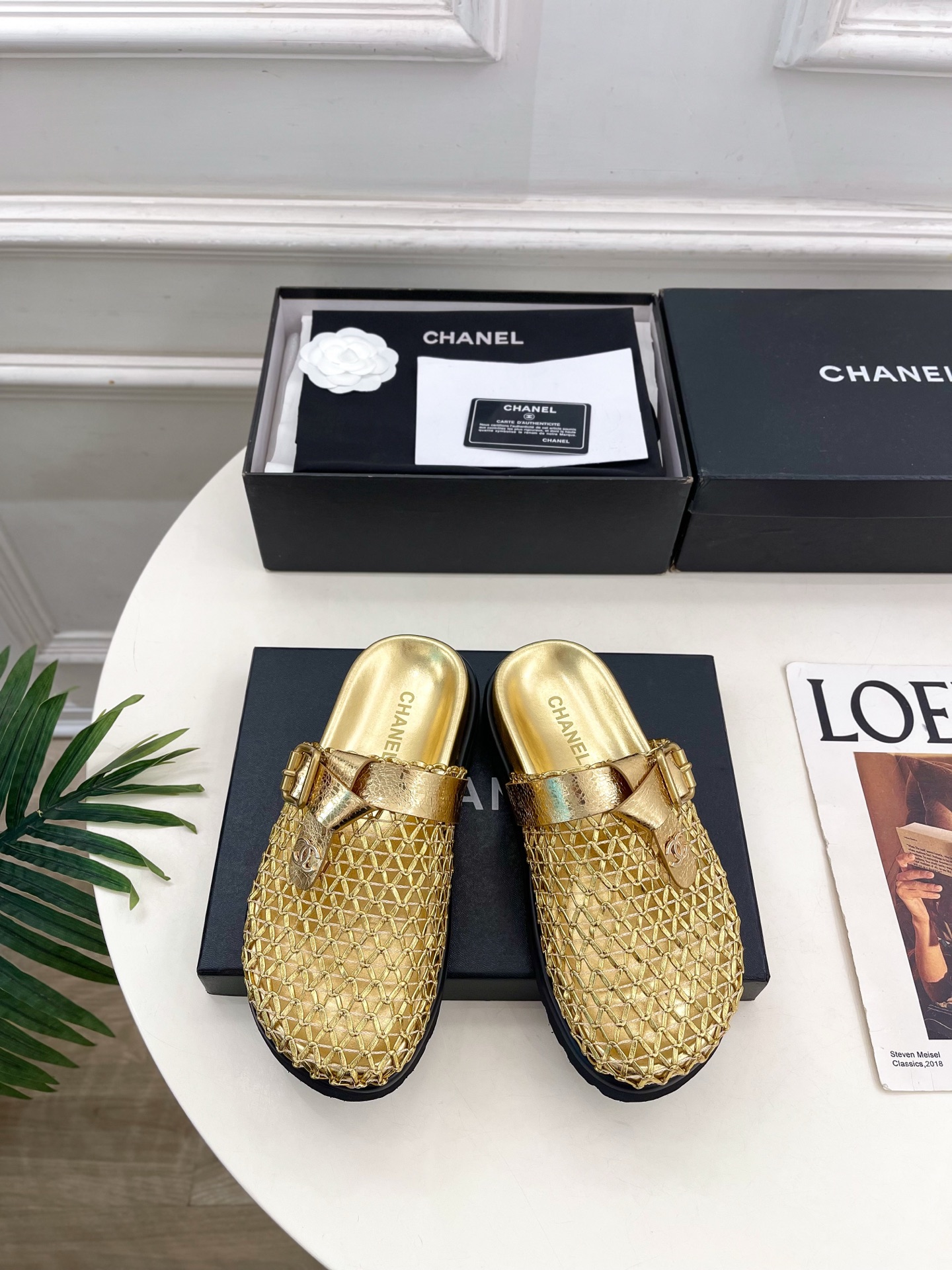 NO:782996,| Xiaoxiang 26 2026 spring and summer new products, counter classic catwalk style, Xiaoxiang double C hollow woven casual half slippers new series, the absolute best in the BS fashion circle, the matching will interpret the meticulous, minimalist, classic elements that will never fade away, showing a unique dressing style that is too beautiful to say, a must-have for summer... ━━━━━ t  ━━━━━ Highly customized original fabric for the upper, imported silk sheepskin lining for the lining, original molded custom-made non-slip outsole, heel height 3.5cm, shoe size: 35-39 (40.41 customized, non-returnable) No. 4043, half drag, slippers, sheepskin19860909| 小香 26 2026 春夏新品 专柜经典走秀款 小香双C镂空编织休闲半拖鞋 系列上新 BS时尚圈的绝绝子 搭配将演绎着细致 极简 永不褪去的经典元素 展现与众不同的穿搭风格美到无话可说 夏季必入款…… ━━━━━ t ━━━━━ 鞋面高定制原版面料 内里进口丝绸羊皮里 大底原版开模定制防滑大底 跟高3.5cm 鞋码: 35-39（40.41定制不退换） 编号4043,半拖,slippers,sheepskin,Women's Shoes