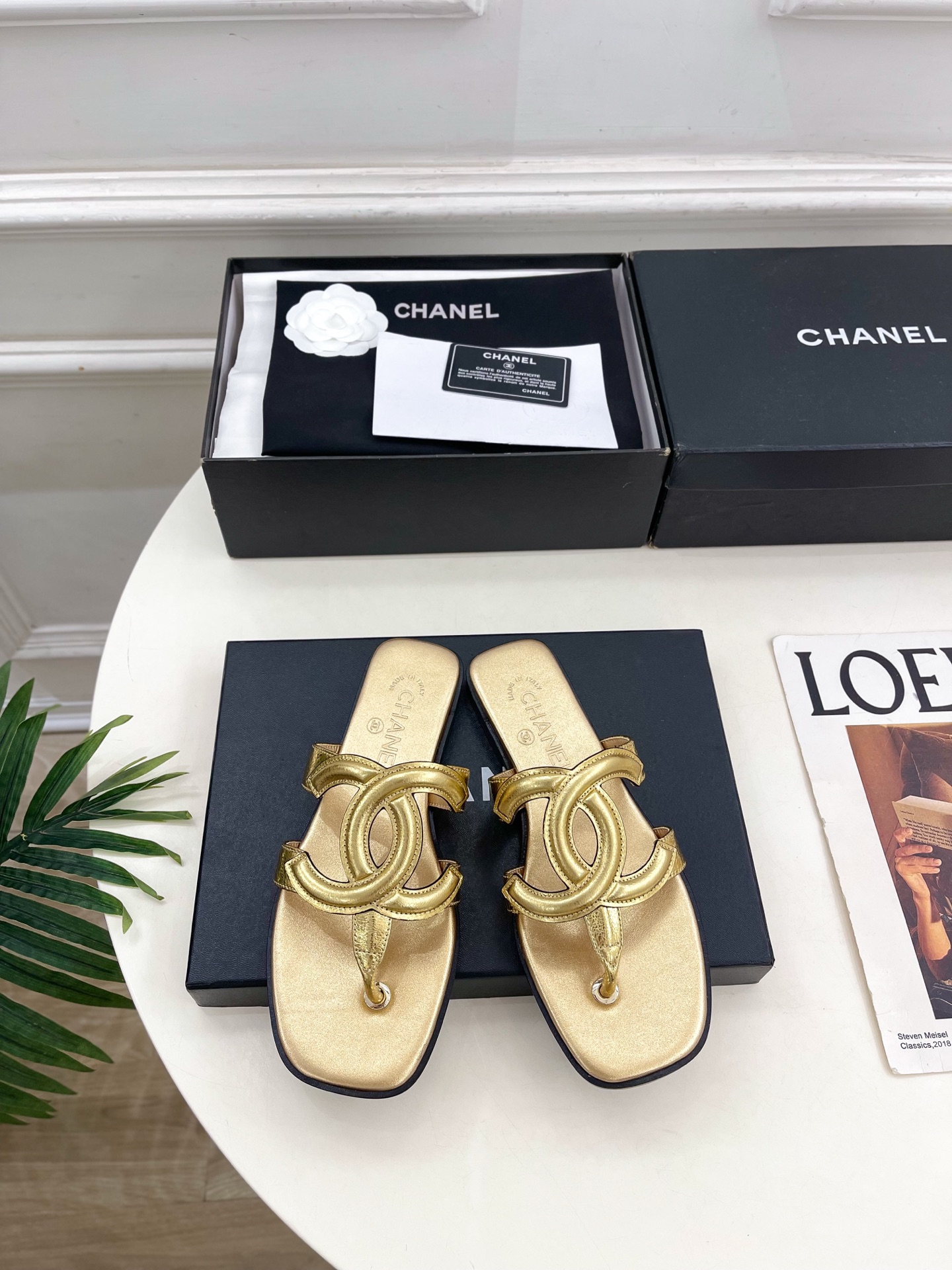 NO:782989,| Xiaoxiang 26 2026 spring and summer new products, classic catwalk style in the counter, Xiaoxiang's large double C hollow flip-flops slippers are new in the series. The absolute best in the BS fashion circle. The matching will interpret the meticulous, minimalist and classic elements that will never fade away, showing a unique dressing style that is too beautiful to say. A must-have for summer... ━━━━━ t  ━━━━━ Highly customized upper with original lambskin/sheep leather, lining with imported silk sheepskin, outsole with original Italian leather outsole, high flat heel, shoe size: 35-39 (40.41 customized, non-returnable) No. 2604043, split-toe shoes, slippers, sheepskin, sheep, Leather soles19860909| 小香 26 2026 春夏新品 专柜经典走秀款 小香大双C镂空夹脚平底拖鞋 系列上新 BS时尚圈的绝绝子 搭配将演绎着细致 极简 永不褪去的经典元素 展现与众不同的穿搭风格美到无话可说 夏季必入款…… ━━━━━ t ━━━━━ 鞋面高定制原版小羊皮/羊京皮 内里进口丝绸羊皮里 大底原版意大利真皮大底 跟高平底 鞋码: 35-39（40.41定制不退换） 编号2604043,分趾鞋,slippers,sheepskin,sheep,Leather soles,Women's Shoes