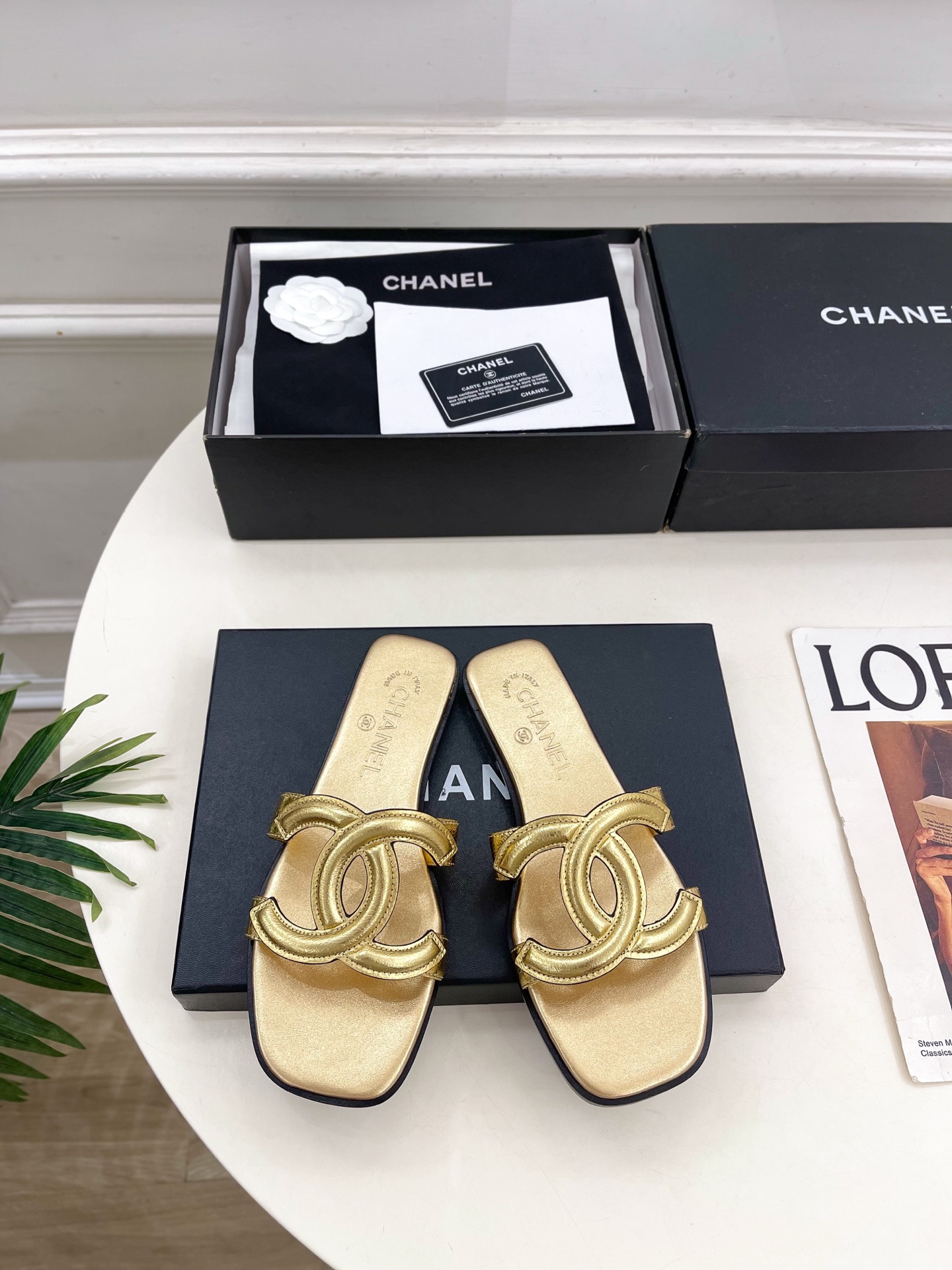 NO:783041,| Xiaoxiang 26 2026 spring and summer new products, classic catwalk models in the counter, Xiaoxiang's large double C hollow flat slippers are new in the series. The absolute best in the BS fashion circle. The matching will interpret the meticulous, minimalist and classic elements that will never fade away, showing a unique dressing style that is too beautiful to say. A must-have for summer... ━━━━━ t  ━━━━━ Highly customized upper with original lambskin/sheep leather, lining with imported silk sheepskin, outsole with original Italian leather outsole, high flat heel, shoe size: 35-39 (40.41 customization is non-returnable) No. 2604043, slippers, slippers, sheepskin, sheep, Leather soles19860909| 小香 26 2026 春夏新品 专柜经典走秀款 小香大双C镂空平底拖鞋 系列上新 BS时尚圈的绝绝子 搭配将演绎着细致 极简 永不褪去的经典元素 展现与众不同的穿搭风格美到无话可说 夏季必入款…… ━━━━━ t ━━━━━ 鞋面高定制原版小羊皮/羊京皮 内里进口丝绸羊皮里 大底原版意大利真皮大底 跟高平底 鞋码: 35-39（40.41定制不退换）  编号2604043,拖鞋,slippers,sheepskin,sheep,Leather soles,Women's Shoes