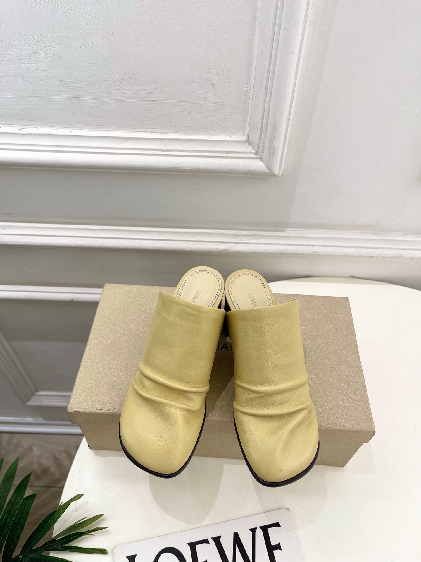 NO:783029,LEMAIRE 2026 spring and summer new product minimalist pleated Mule thick heel half slippers ———————— As the most popular designer brand in the past two years, the design is simple, the details are clever, fresh and refined!  If you don’t want to hit the streets with random styles, you can check out this brand. It’s relatively niche but is so easy to match. You can see this brand everywhere on Instagram and Xiaohongshu!  BS original version customized one to one!  Upper original specific lambskin, lining imported lambskin, outsole original imported leather outsole, heel height 7cm, size 35-39 (40.41 custom made, non-returnable) No. 2604045, half drag, slippers, sheepskin, Leather soles19860909LEMAIRE 2026春夏新品 极简褶皱穆勒粗跟半拖鞋 ————————— 作为这两年最受欢迎的设计师牌,设计简单、细节巧妙、清新脱俗！ 不想满大街撞款的可以看看这个品牌,比较小众却又是那么好搭配,ins、小红书随处可见这个品牌的身影 ！BS原版一比一定制！ 鞋面原版特定小羊皮 内里进口小羊皮 大底原版进口真皮大底 跟高7cm 码数35-39(40.41订做不退换） 编号2604045,半拖,slippers,sheepskin,Leather soles,Women's Shoes