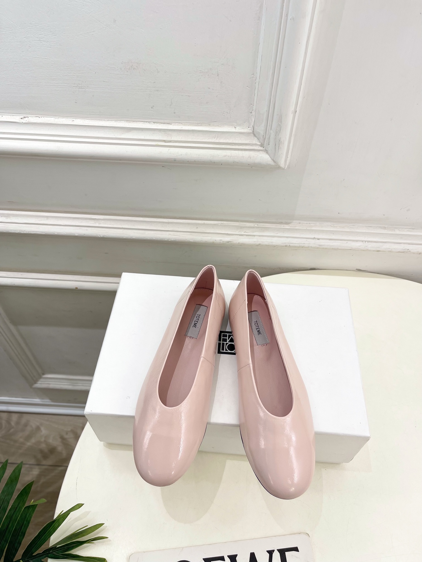 NO:783013,Toteme 2026 spring and summer new product minimalist round toe flat ballet shoes ———————— As the most popular designer brand in the past two years, the design is simple, the details are clever, fresh and refined!  If you don’t want to hit the streets with random styles, you can check out this brand. It’s relatively niche but is so easy to match. You can see this brand everywhere on Instagram and Xiaohongshu!  BS original version customized one to one!  Upper original specific cow patent leather, lining imported lambskin, outsole imported Italian leather outsole, high flat heel, size 35-39 (40.41 custom made, non-refundable), No. 2604045, sandals, ballet shoes, sandals, sheepskin, Leather soles19860909Toteme 2026春夏新品 极简圆头平底芭蕾鞋 ————————— 作为这两年最受欢迎的设计师牌,设计简单、细节巧妙、清新脱俗！ 不想满大街撞款的可以看看这个品牌,比较小众却又是那么好搭配,ins、小红书随处可见这个品牌的身影 ！BS原版一比一定制！ 鞋面原版特定牛漆皮 内里进口小羊皮 大底意大利进口真皮大底 跟高平底 码数35-39(40.41订做不退换） 编号2604045,凉鞋芭蕾舞鞋,sandals,sheepskin,Leather soles,Women's Shoes