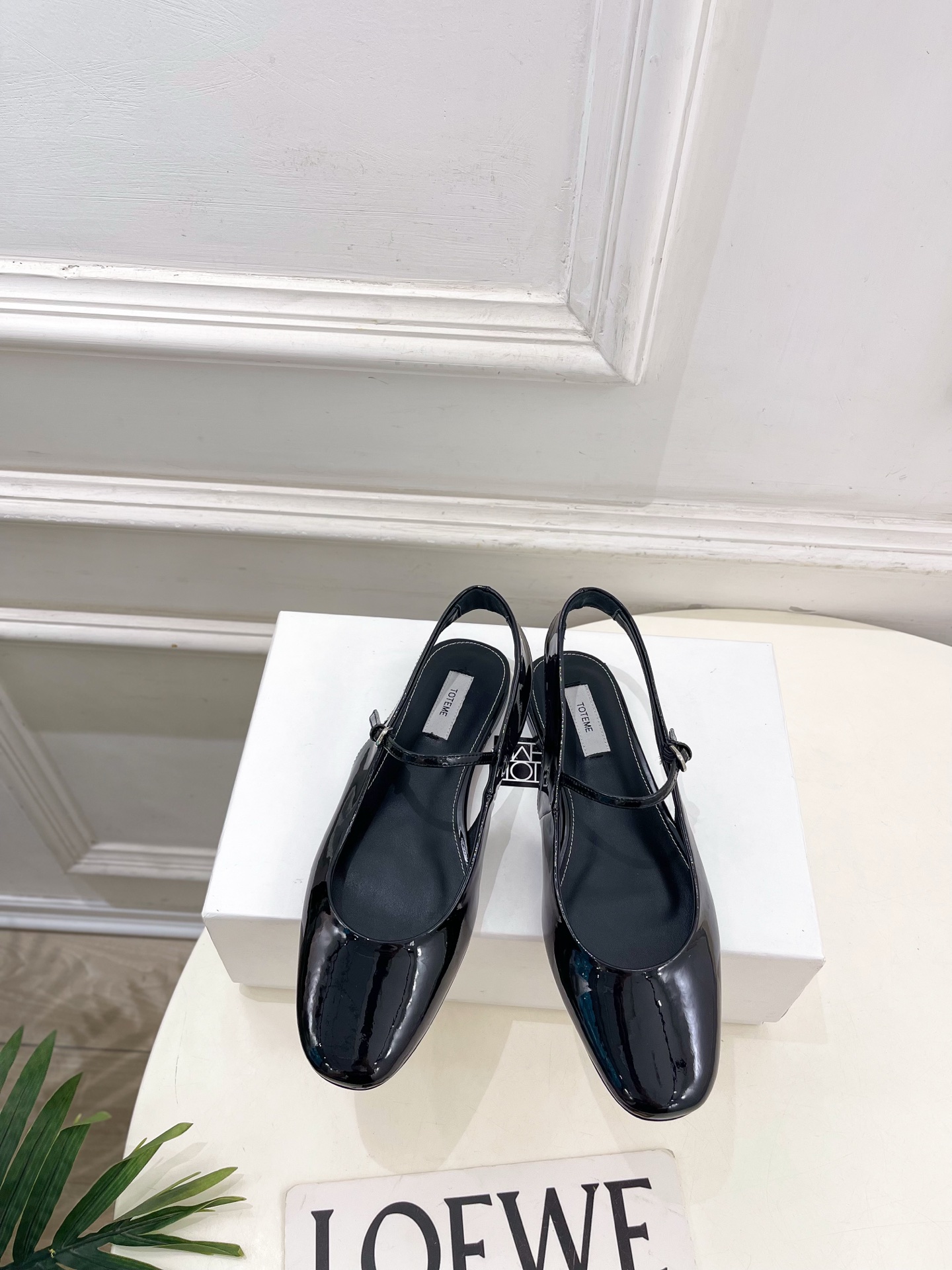 NO:783021,Toteme 2026 spring and summer new product minimalist round toe flat sandals ———————— As the most popular designer brand in the past two years, the design is simple, the details are clever, fresh and refined!  If you don’t want to hit the streets with random styles, you can check out this brand. It’s relatively niche but is so easy to match. You can see this brand everywhere on Instagram and Xiaohongshu!  BS original version customized one to one!  Original specific silk/cow patent leather upper, imported lambskin lining, outsole, genuine leather outsole imported from Italy, high flat heel, size 35-39 (40.41 custom-made, non-returnable) No. 2604045, sandals, ballet shoes, sandals, sheepskin, real silk, Leather soles19860909Toteme 2026春夏新品 极简圆头后空平底凉鞋 ————————— 作为这两年最受欢迎的设计师牌,设计简单、细节巧妙、清新脱俗！ 不想满大街撞款的可以看看这个品牌,比较小众却又是那么好搭配,ins、小红书随处可见这个品牌的身影 ！BS原版一比一定制！ 鞋面原版特定真丝/牛漆皮 内里进口小羊皮 大底意大利进口真皮大底 跟高平底 码数35-39(40.41订做不退换） 编号2604045,凉鞋芭蕾舞鞋,sandals,sheepskin,real silk,Leather soles,Women's Shoes