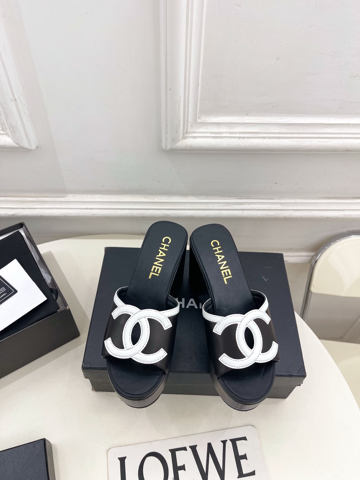 NO:784037,| Xiaoxiang 26 2026 spring and summer new products, classic catwalk models in the counter, Xiaoxiang double C color-blocked thick-soled wedge slippers are new in the series. The absolute best in the BS fashion circle. The matching will interpret the meticulous, minimalist and never-fading classic elements, showing a unique dressing style that is too beautiful to say. A must-have item for summer... ━━━━━ t ━━━━━  Highly customized original fabric for upper, imported silk sheepskin lining for outsole, original customized non-slip outsole, heel height 10cm/front water platform 4.5cm, shoe size: 35-39 (40.41 customized, non-returnable) No. 2604043, slippers, slippers, sheepskin19860909| 小香 26 2026 春夏新品 专柜经典走秀款 小香双C拼色厚底坡跟拖鞋 系列上新 BS时尚圈的绝绝子 搭配将演绎着细致 极简 永不褪去的经典元素 展现与众不同的穿搭风格美到无话可说 夏季必入款…… ━━━━━ t ━━━━━  鞋面高定制原版面料 内里进口丝绸羊皮里 大底原版定制防滑大底 跟高10cm/前水台4.5cm 鞋码: 35-39（40.41定制不退换） 编号2604043,拖鞋,slippers,sheepskin,Women's Shoes