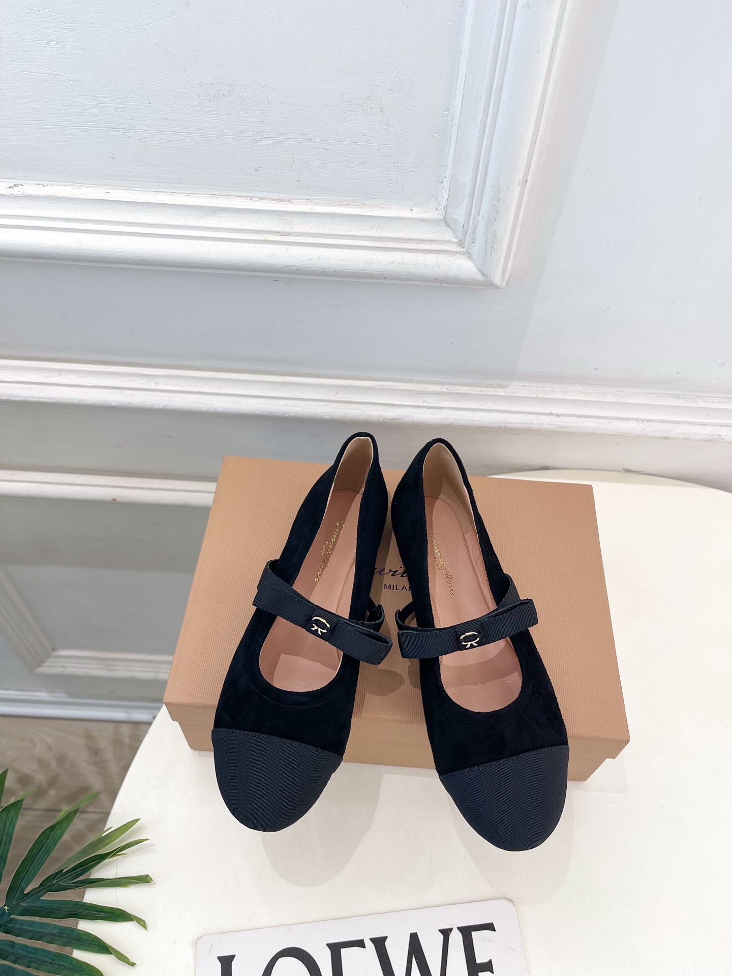 NO:784077,Gianvito Rossi｜Gianvito Rossi 26 2026 Spring and Summer New Product GR Bow Mary Jane Ballet Shoes Hot New Release!  This shoe is definitely a dark horse. It has great looks and is popular among internet celebrity bloggers. It makes the goddesses swoon. Top-notch craftsmanship creates exquisite quality. It is unbeatable and comfortable. It is definitely a love-at-first-sight style!  Fashionable and versatile, a must-have for everyone!  Fabric Original custom-made imported fabric Lining mixed sheepskin Lining Original molded custom anti-slip outsole High heel flat Size35-39 (34.40.41.42 customized non-refundable) No. 2604010, ballet shoes, mary jane, sheepskin19860909Gianvito Rossi｜吉安维托·罗西 26 2026春夏新品 GR蝴蝶结玛丽珍芭蕾鞋 火爆上新！ 这鞋绝对是黑马选手 颜值超高 网红博主火爆追捧 特让女神们心动 顶级工艺打造精品质感 无敌舒适 绝对是一见钟情款！时尚百搭,人手必备！ 面料原版定制进口面料 内里混种羊皮里 鞋底原版开模定制防滑大底 跟高平底 Size35-39（34.40.41.42定制不退换）  编号2604010,芭蕾舞鞋,mary jane,sheepskin,Women's Shoes