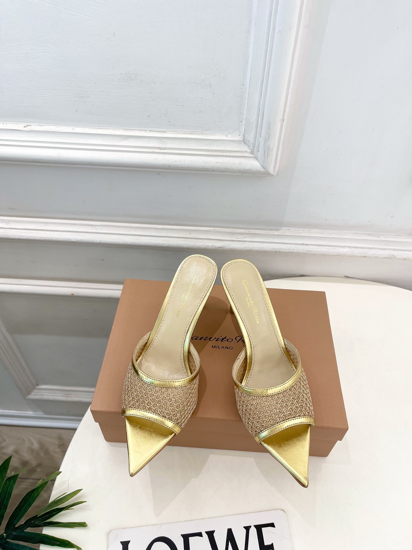 NO:784057,Gianvito Rossi｜Gianvito Rossi 26 2026 spring and summer new products GR mesh pointed toe high-heeled slippers are hot new!  This shoe is definitely a dark horse. It has great looks and is popular among internet celebrity bloggers. It makes the goddesses swoon. Top-notch craftsmanship creates exquisite quality. It is unbeatable and comfortable. It is definitely a love-at-first-sight style!  BS is fashionable and versatile, a must-have for everyone!  Original fabric, custom-made mesh surface, mixed sheepskin lining, genuine leather outsole imported from Italy, heel height 8cm, Size 35-39 (40.41.42 customized, non-returnable) No. 2604010, high heels slippers, high heels, slippers, sheepskin, Leather soles19860909Gianvito Rossi｜吉安维托·罗西 26 2026春夏新品 GR网纱尖头高跟拖鞋 火爆上新！ 这鞋绝对是黑马选手 颜值超高 网红博主火爆追捧 特让女神们心动 顶级工艺打造精品质感 无敌舒适 绝对是一见钟情款！BS时尚百搭,人手必备！ 面料原版定制网纱面 内里混种羊皮里 鞋底意大利进口真皮大底  跟高8cm Size35-39（40.41.42定制不退换） 编号2604010,高跟鞋拖鞋,high heels,slippers,sheepskin,Leather soles,Women's Shoes