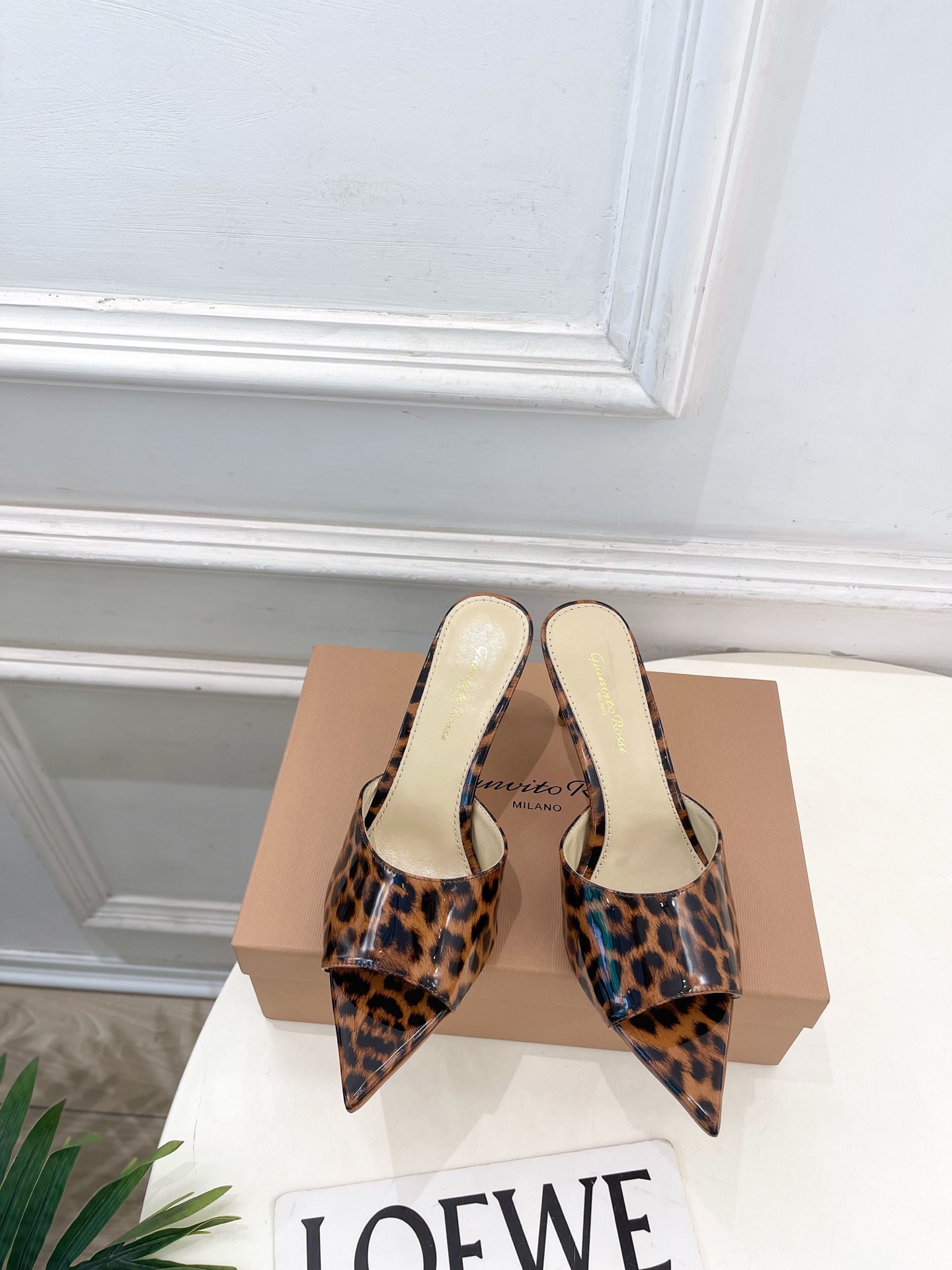 NO:784062,Gianvito Rossi｜Gianvito Rossi 26 2026 spring and summer new product GR minimalist leopard print pointed toe high-heeled slippers, hot new arrival!  This shoe is definitely a dark horse. It has great looks and is popular among internet celebrity bloggers. It makes the goddesses swoon. Top-notch craftsmanship creates exquisite quality. It is unbeatable and comfortable. It is definitely a love-at-first-sight style!  BS is fashionable and versatile, a must-have for everyone!  Fabric: original custom leopard print fabric, lining mixed sheepskin, soles imported from Italy, genuine leather outsole, heel height 8cm, Size 35-39 (40.41.42 customized, non-returnable) No. 2604010, high heels slippers, high heels, slippers, sheepskin, Leather soles19860909Gianvito Rossi｜吉安维托·罗西 26 2026春夏新品 GR极简豹纹尖头高跟拖鞋 火爆上新！ 这鞋绝对是黑马选手 颜值超高 网红博主火爆追捧 特让女神们心动 顶级工艺打造精品质感 无敌舒适 绝对是一见钟情款！BS时尚百搭,人手必备！ 面料原版定制豹纹面料 内里混种羊皮里 鞋底意大利进口真皮大底  跟高8cm Size35-39（40.41.42定制不退换） 编号2604010,高跟鞋拖鞋,high heels,slippers,sheepskin,Leather soles,Women's Shoes