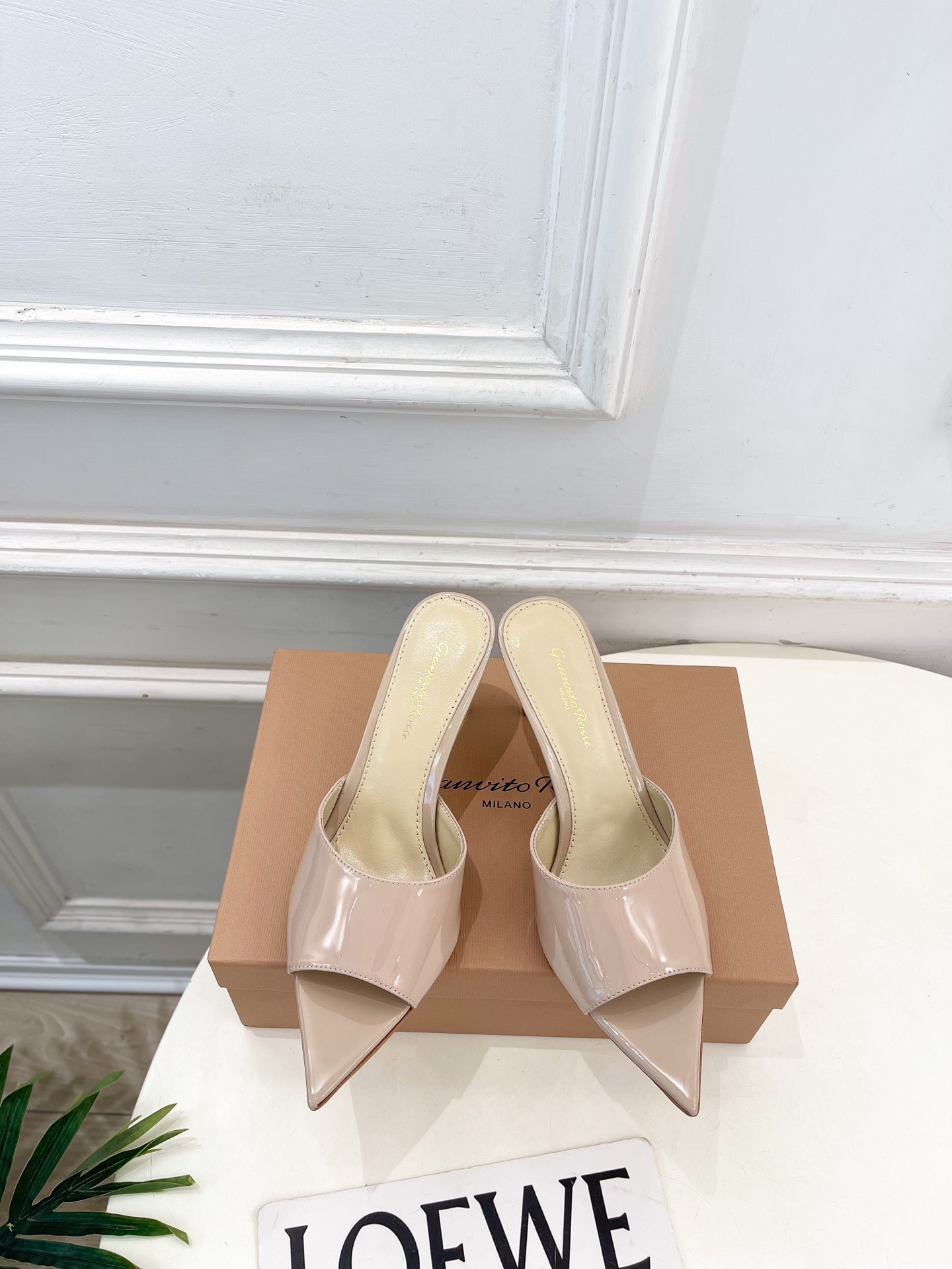 NO:784067,Gianvito Rossi｜Gianvito Rossi 26 2026 spring and summer new product GR minimalist patent leather pointed toe high-heeled slippers, hot new arrival!  This shoe is definitely a dark horse. It has great looks and is popular among internet celebrity bloggers. It makes the goddesses swoon. Top-notch craftsmanship creates exquisite quality. It is unbeatable and comfortable. It is definitely a love-at-first-sight style!  BS is fashionable and versatile, a must-have for everyone!  Fabric: original custom-made cow patent leather, lining mixed sheepskin, soles imported from Italy, genuine leather outsole, heel height 8cm, Size 35-39 (40.41.42 customized, non-returnable) No. 2604010, high heels slippers, high heels, slippers, sheepskin, Leather soles19860909Gianvito Rossi｜吉安维托·罗西 26 2026春夏新品 GR极简漆皮尖头高跟拖鞋 火爆上新！ 这鞋绝对是黑马选手 颜值超高 网红博主火爆追捧 特让女神们心动 顶级工艺打造精品质感 无敌舒适 绝对是一见钟情款！BS时尚百搭,人手必备！ 面料原版定制牛漆皮 内里混种羊皮里 鞋底意大利进口真皮大底  跟高8cm Size35-39（40.41.42定制不退换） 编号2604010,高跟鞋拖鞋,high heels,slippers,sheepskin,Leather soles,Women's Shoes