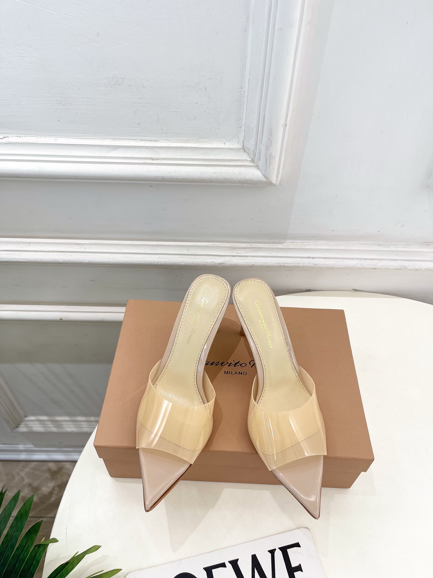 NO:784072,Gianvito Rossi｜Gianvito Rossi 26 2026 spring and summer new product GR minimalist transparent rubber pointed toe high-heeled slippers hot new arrival!  This shoe is definitely a dark horse. It has great looks and is popular among internet celebrity bloggers. It makes the goddesses swoon. Top-notch craftsmanship creates exquisite quality. It is unbeatable and comfortable. It is definitely a love-at-first-sight style!  BS is fashionable and versatile, a must-have for everyone!  Fabric original customized TPU transparent glue lining mixed sheepskin lining Italian imported genuine leather outsole Heel height 8cm Size35-39 (40.41.42 customized non-returnable) No. 2604010, high heels slippers, high heels, slippers, sheepskin, Leather soles19860909Gianvito Rossi｜吉安维托·罗西 26 2026春夏新品 GR极简透明胶尖头高跟拖鞋 火爆上新！ 这鞋绝对是黑马选手 颜值超高 网红博主火爆追捧 特让女神们心动 顶级工艺打造精品质感 无敌舒适 绝对是一见钟情款！BS时尚百搭,人手必备！ 面料原版定制TPU透明胶 内里混种羊皮里 鞋底意大利进口真皮大底  跟高8cm Size35-39（40.41.42定制不退换） 编号2604010,高跟鞋拖鞋,high heels,slippers,sheepskin,Leather soles,Women's Shoes
