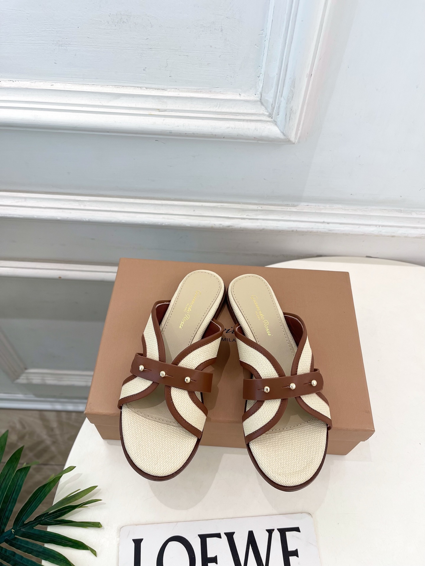 NO:784047,Gianvito Rossi｜Gianvito Rossi 26 2026 spring and summer new product GR minimalist old money style flat sandals hot new arrival!  This shoe is definitely a dark horse. It has great looks and is popular among internet celebrity bloggers. It makes the goddesses swoon. Top-notch craftsmanship creates exquisite quality. It is unbeatable and comfortable. It is definitely a love-at-first-sight style!  BS is fashionable and versatile, a must-have for everyone!  Fabric: original custom fabric, mixed sheepskin lining, sole imported from Italy, genuine leather outsole, high heel, flat bottom, Size 35-39 (34.40.41.42 customized, non-returnable) No. 2604010, slippers, slippers, sheepskin, Leather soles19860909Gianvito Rossi｜吉安维托·罗西 26 2026春夏新品 GR极简老钱风平底凉拖 火爆上新！ 这鞋绝对是黑马选手 颜值超高 网红博主火爆追捧 特让女神们心动 顶级工艺打造精品质感 无敌舒适 绝对是一见钟情款！BS时尚百搭,人手必备！ 面料原版定制面料 内里混种羊皮里 鞋底意大利进口真皮大底 跟高平底 Size35-39（34.40.41.42定制不退换） 编号2604010,拖鞋,slippers,sheepskin,Leather soles,Women's Shoes