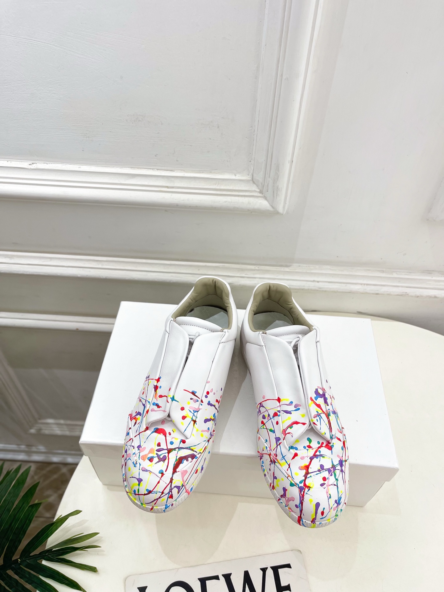 NO:784035,Maison Margiela · Margiela 2026ss new spring and summer products Painted couple moral training shoes and sneakers —————————— MM6 is the most popular genius designer brand in the past two years. Its simple design and luxurious texture will make you fall in love with it. If you don’t want to hit the streets, you can check out this brand. It is relatively niche but is so easy to match. You can see this brand everywhere on Instagram and Xiaohongshu!  BS original one-to-one customization, original custom-made cowhide for the upper, imported silk cowhide lining for the lining, original open-molded non-slip outsole, size for women 35-39 (40. can be customized), men's 39-44 (45.46. customized) (47.48.49.50 customized for 50) Code 2604031, casual shoes/sports shoes, masion margiela, masion margiela, sneakers, cowhide19860909Maison Margiela· 马吉拉 2026ss 春夏新品 彩绘情侣德训鞋运动鞋————————— MM6作为这两年最受欢迎的鬼才设计师品牌,设计简单、奢华的质感让你爱不释手 不想满大街撞款的可以看看这个品牌,比较小众却又是那么好搭配,ins、小红书随处可见这个品牌的身影 ！BS原版一比一定制 鞋面原版定制牛皮 内里进口丝绸牛皮里 大底原版开模防滑大底 码数女款35-39（40.可定制） 男款39-44（45.46.定制） （47.48.49.50定制50） 编码2604031,休闲鞋/运动鞋,masion margiela,masion margiela,sneakers,cowhide,Women's Shoes