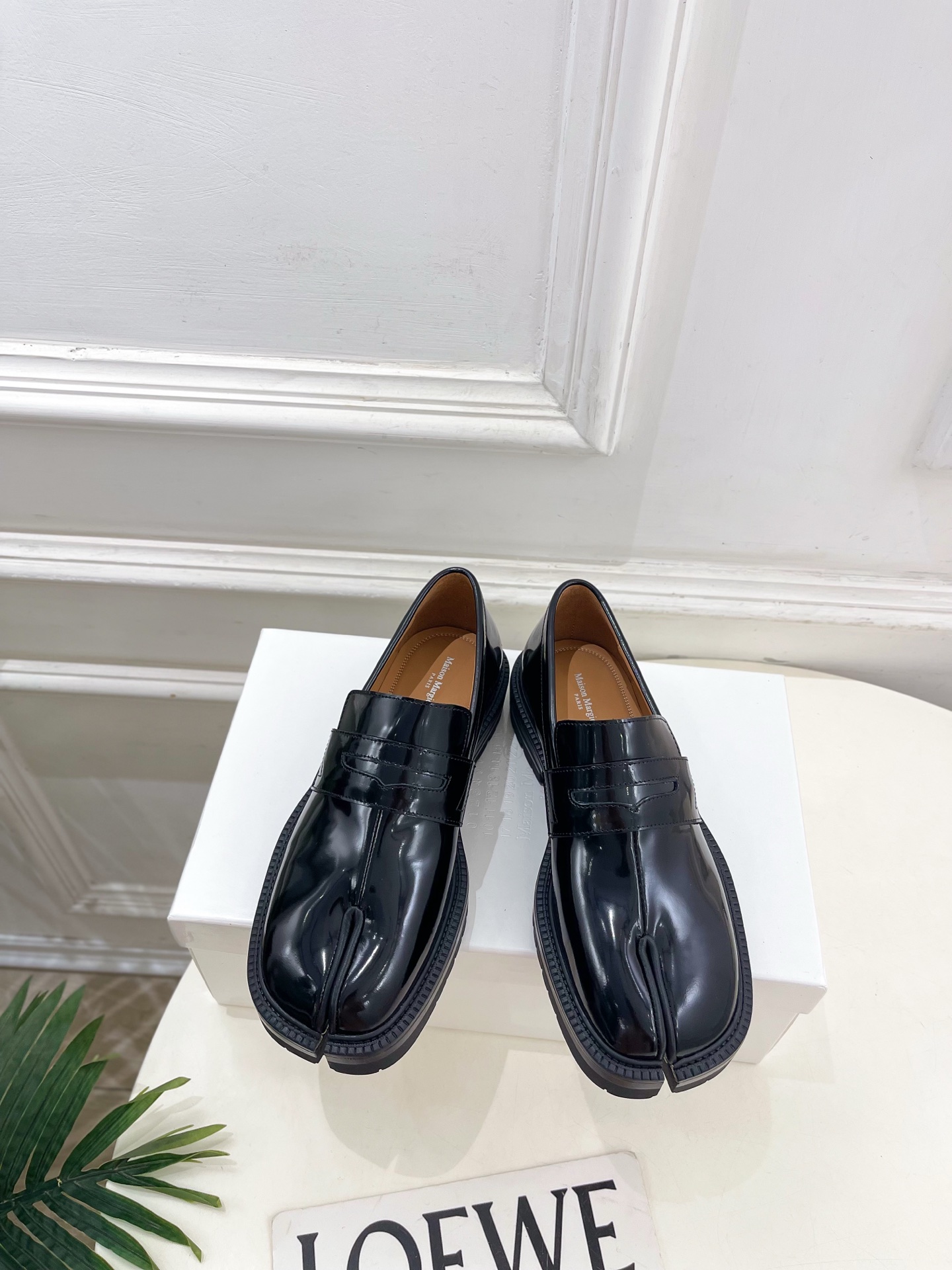 NO:784022,Maison Margiela · MM6 Margiela 2026 Spring and Summer New Products Classic Tabi Couple Loafers Split-toe Shoes Small Leather Shoes ———————— MM6 is the most popular genius designer brand in the past two years. Its simple design and luxurious texture will make you fall in love with it. If you don’t want to hit the streets, you can check out this brand. It is relatively niche but is so easy to match. You can see this brand everywhere on Instagram and Xiaohongshu!  BS original one-to-one customization, original custom-made beaded cowhide upper, imported cowhide lining, original molded outsole, custom-made non-slip outsole, heel height 3cm, size 35-39 for women (40. can be customized), 39-44 for men (45.46.47 customized) (48. customized 50) Code 2604031, split-toe shoes, masion margiela, masion margiela, loafers, cowhide19860909Maison Margiela· MM6马吉拉 2026春夏新品 经典Tabi情侣乐福分趾鞋 小皮鞋———————— MM6作为这两年最受欢迎的鬼才设计师品牌,设计简单、奢华的质感让你爱不释手 不想满大街撞款的可以看看这个品牌,比较小众却又是那么好搭配,ins、小红书随处可见这个品牌的身影 ！BS原版一比一定制 鞋面原版特定制开边珠牛皮 内里进口牛皮里 大底原版开模定制防滑大底 跟高3cm 码数女款35-39（40.可定制） 男款39-44（45.46.47定制） （48.定制50） 编码2604031,分趾鞋,masion margiela,masion margiela,loafers,cowhide,Women's Shoes