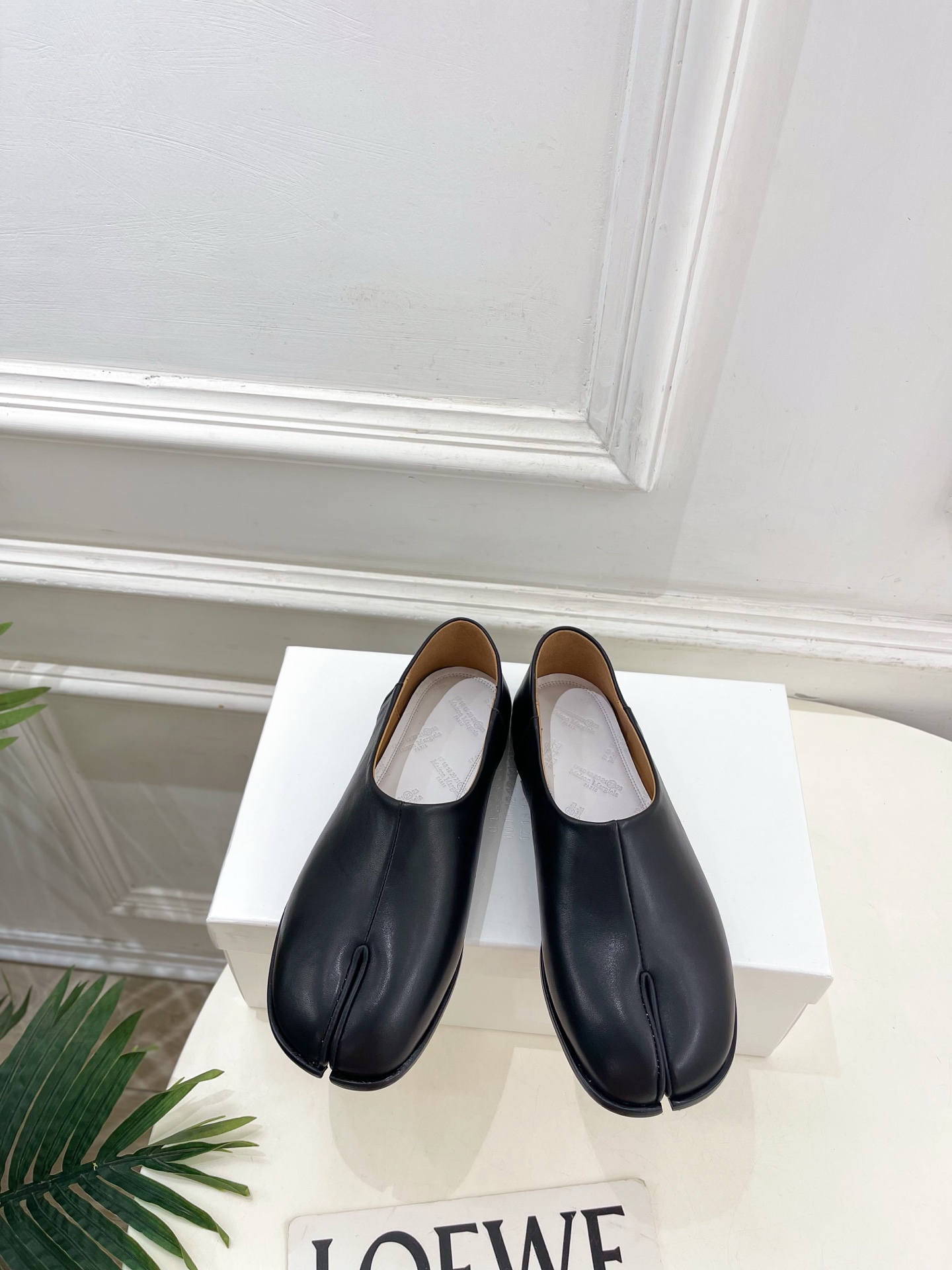 NO:784026,Maison Margiela · MM6 Margiela 2026 Spring and Summer New Product Classic Tabi Couple Split-toe Flat Shoes ———————— MM6 is the most popular genius designer brand in the past two years. Its simple design and luxurious texture will make you fall in love with it. If you don’t want to hit the streets, you can check out this brand. It is relatively niche but is so easy to match. You can see this brand everywhere on Instagram and Xiaohongshu!  BS original one-to-one customization, original custom-made cowhide for the upper, imported cowhide lining for the outsole, original Italian genuine leather outsole, high flat heel, size for women 35-39 (40. can be customized), men's 39-44 (customized for 45.46.47) (customized for 48.49.50, 50) Code 2604031, split-toe shoes, masion margiela, masion margiela, cowhide, Leather  soles19860909Maison Margiela· MM6马吉拉 2026春夏新品 经典Tabi情侣分趾平底单鞋———————— MM6作为这两年最受欢迎的鬼才设计师品牌,设计简单、奢华的质感让你爱不释手 不想满大街撞款的可以看看这个品牌,比较小众却又是那么好搭配,ins、小红书随处可见这个品牌的身影 ！BS原版一比一定制 鞋面原版特定制牛皮 内里进口牛皮里 大底原版意大利真皮大底 跟高平底 码数女款35-39（40.可定制） 男款39-44（45.46.47定制） （48.49.50定制50） 编码2604031,分趾鞋,masion margiela,masion margiela,cowhide,Leather soles,Women's Shoes