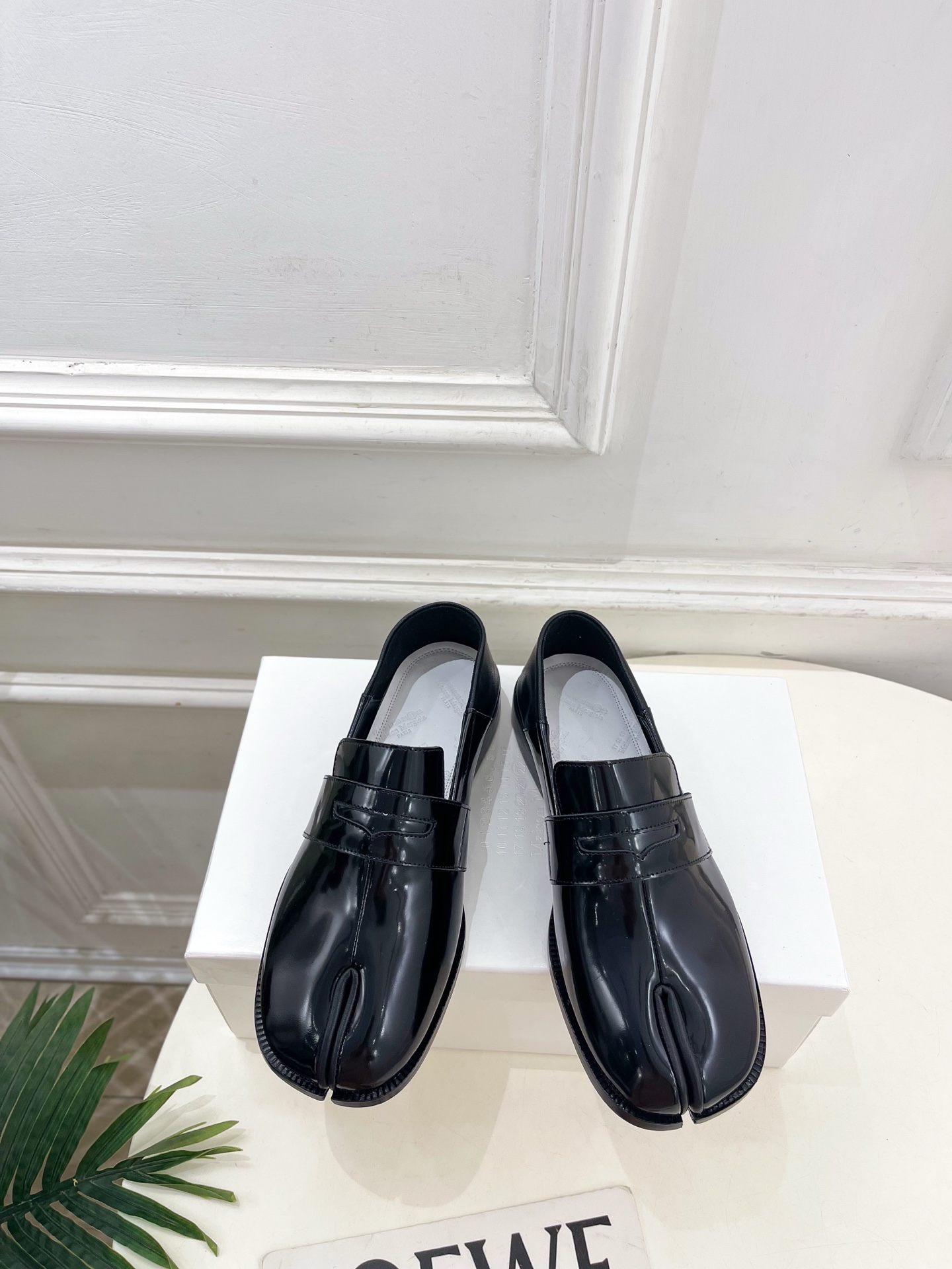 NO:784029,Maison Margiela · MM6 Margiela 2026 Spring and Summer New Product Classic Tabi Strap Couple Loaf Split-Toe Shoes———————— MM6 is the most popular genius designer brand in the past two years. Its simple design and luxurious texture will make you fall in love with it. If you don’t want to hit the streets, you can check out this brand. It is relatively niche but is so easy to match. You can see this brand everywhere on Instagram and Xiaohongshu!  BS original one-to-one customization, original custom-made beaded cowhide upper, imported cowhide lining, original Italian genuine leather outsole, heel height 2.5cm, size 35-39 for women (40. can be customized), 39-44 for men (customized at 45.46.47) (customized at 48.49.50, 50) Code 2604031, split-toe shoes, masion margiela, masion  margiela,loafers,cowhide,Leather soles19860909Maison Margiela· MM6马吉拉 2026春夏新品 经典Tabi绑带情侣乐福分趾鞋———————— MM6作为这两年最受欢迎的鬼才设计师品牌,设计简单、奢华的质感让你爱不释手 不想满大街撞款的可以看看这个品牌,比较小众却又是那么好搭配,ins、小红书随处可见这个品牌的身影 ！BS原版一比一定制 鞋面原版特定制开边珠牛皮 内里进口牛皮里 大底原版意大利真皮大底 跟高2.5cm 码数女款35-39（40.可定制） 男款39-44（45.46.47定制） （48.49.50定制50） 编码2604031,分趾鞋,masion margiela,masion margiela,loafers,cowhide,Leather soles,Women's Shoes