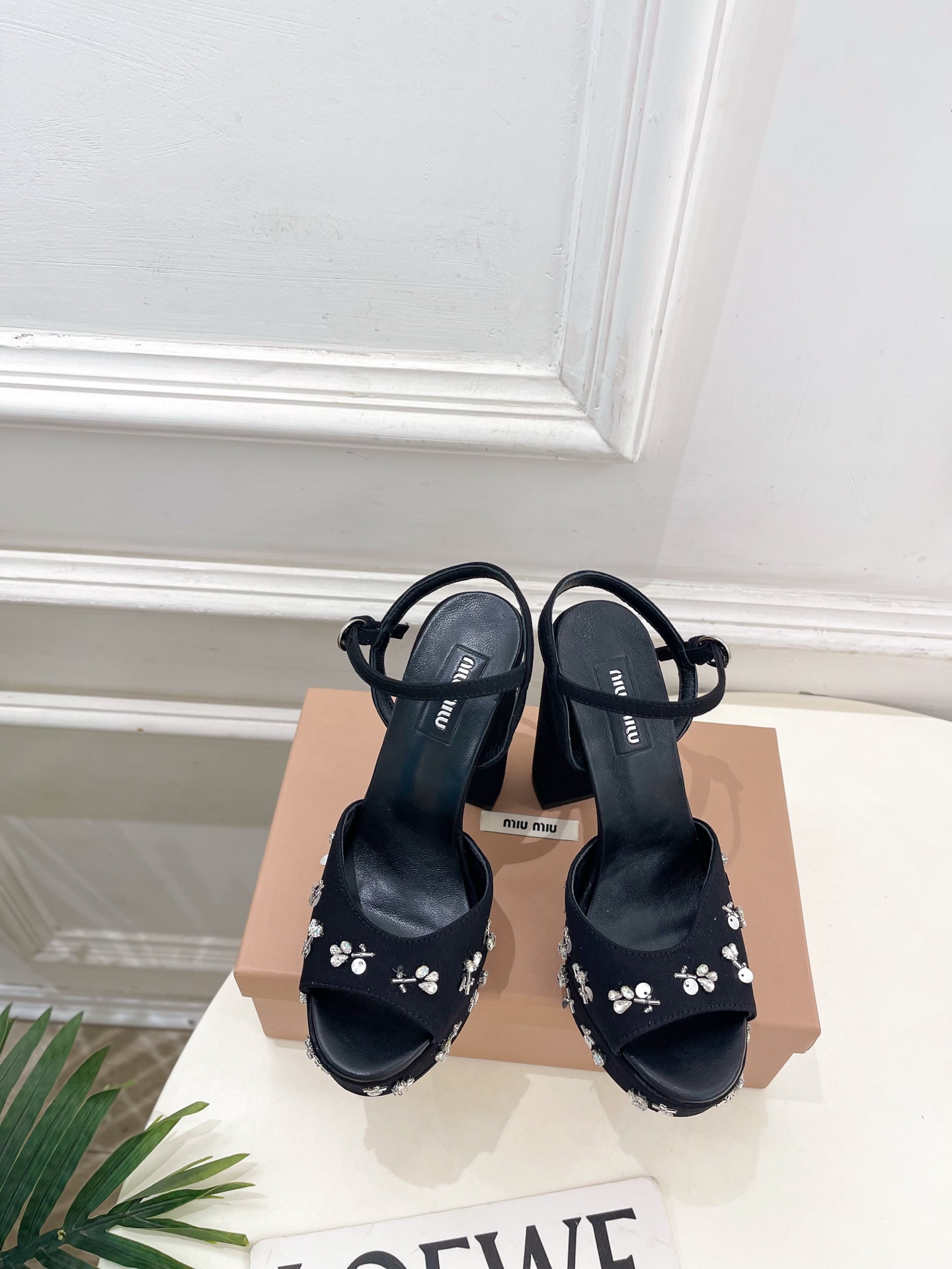 Miu Miu | 缪缪  26𝐬𝐬🖤2026春夏新品 专柜主打最新走秀款 水钻鱼嘴高跟防水台凉鞋 火爆