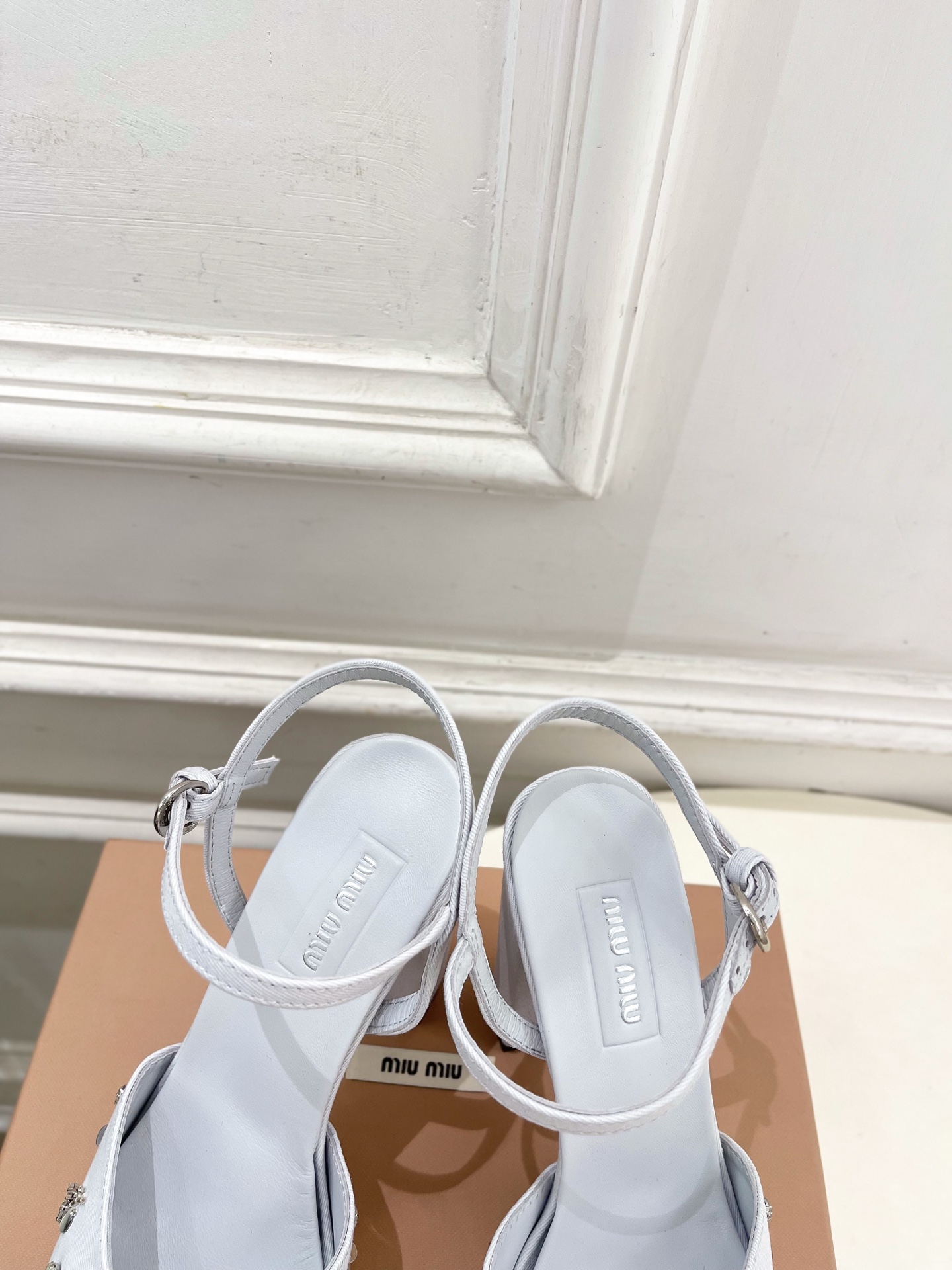 Miu Miu | 缪缪  26𝐬𝐬🖤2026春夏新品 专柜主打最新走秀款 水钻鱼嘴高跟防水台凉鞋 火爆