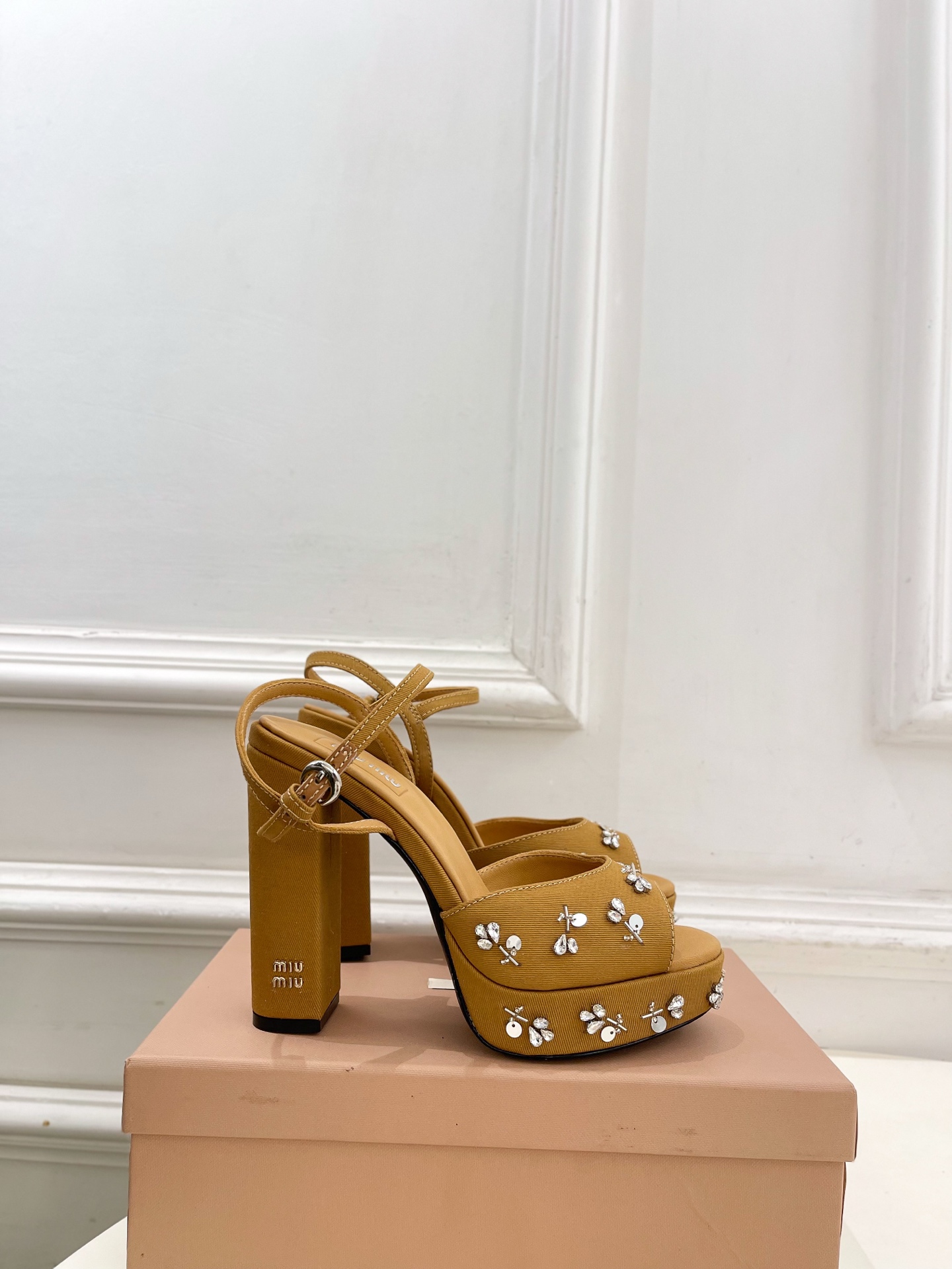 Miu Miu | 缪缪  26𝐬𝐬🖤2026春夏新品 专柜主打最新走秀款 水钻鱼嘴高跟防水台凉鞋 火爆