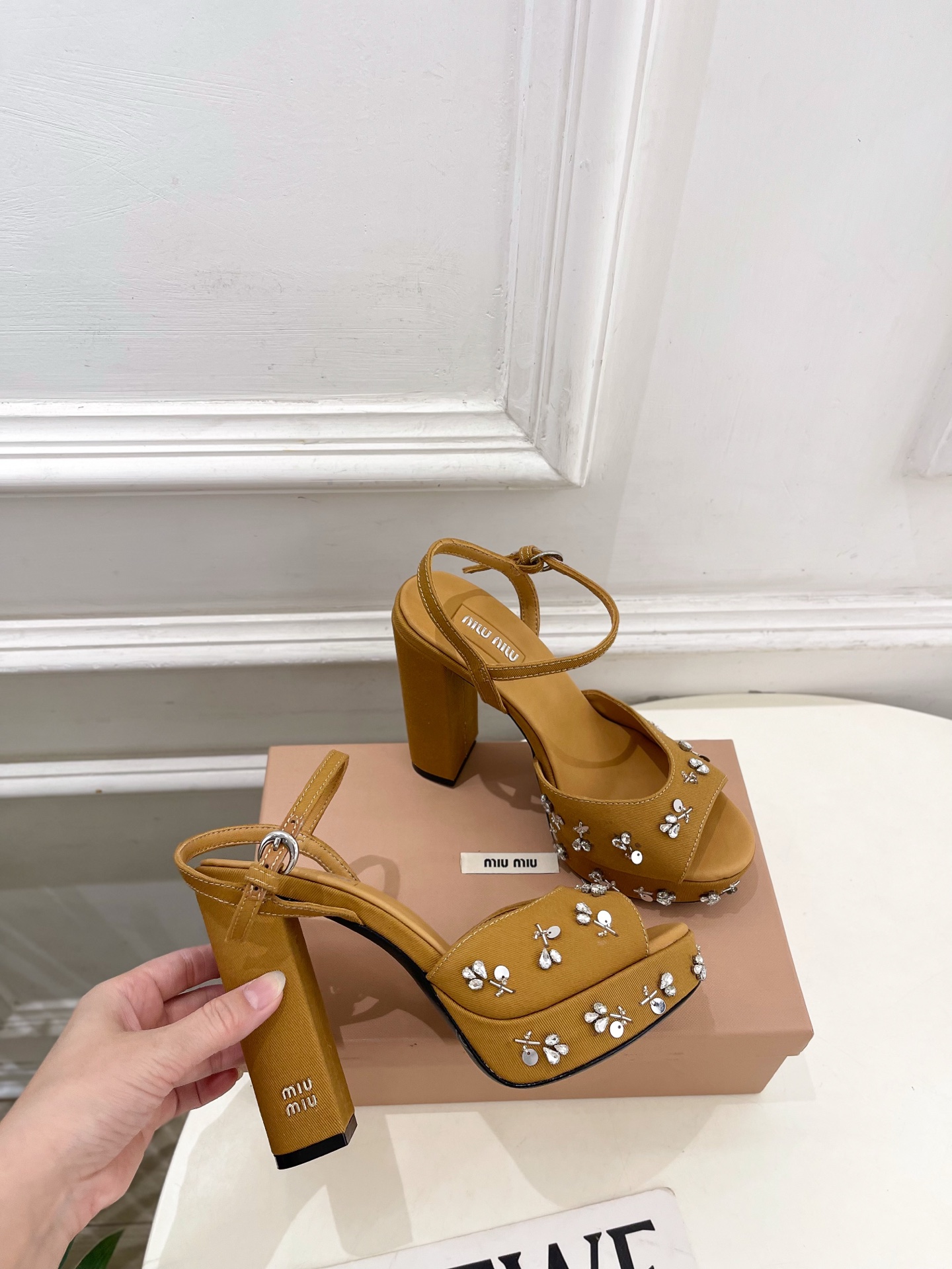 Miu Miu | 缪缪  26𝐬𝐬🖤2026春夏新品 专柜主打最新走秀款 水钻鱼嘴高跟防水台凉鞋 火爆