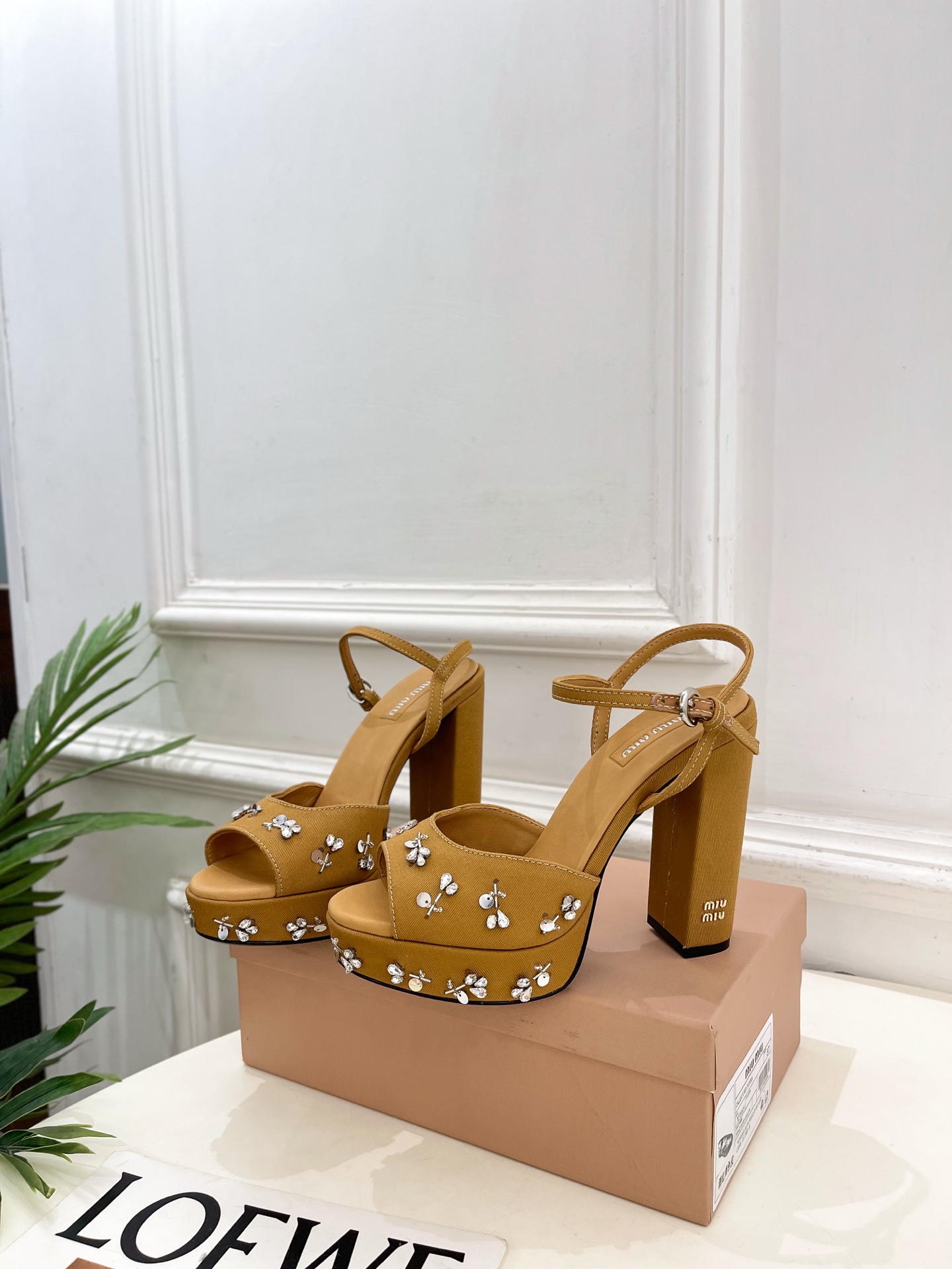 Miu Miu | 缪缪  26𝐬𝐬🖤2026春夏新品 专柜主打最新走秀款 水钻鱼嘴高跟防水台凉鞋 火爆