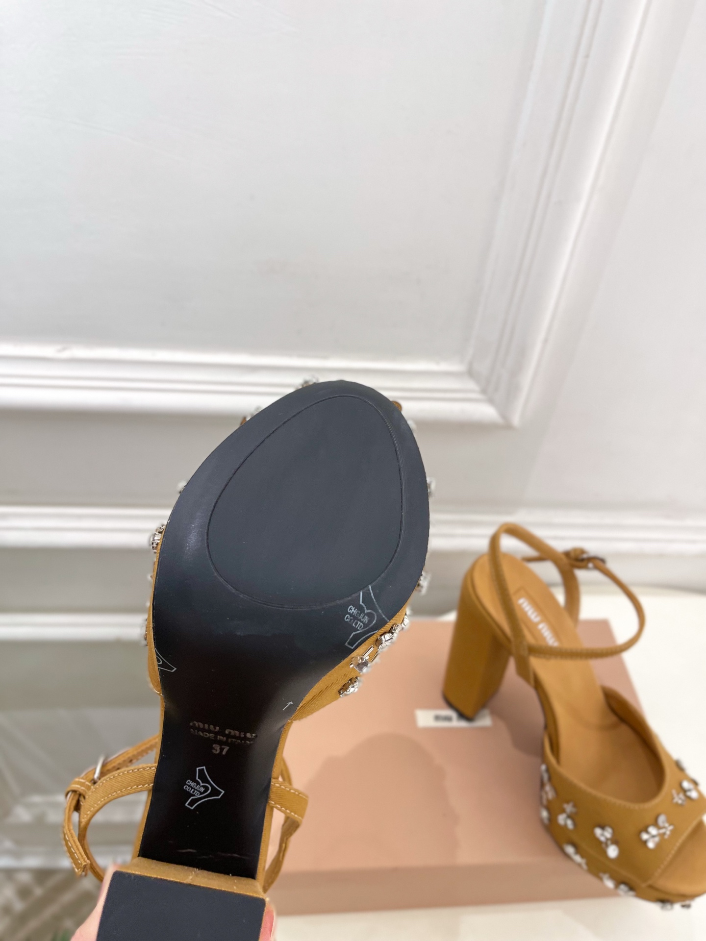 Miu Miu | 缪缪  26𝐬𝐬🖤2026春夏新品 专柜主打最新走秀款 水钻鱼嘴高跟防水台凉鞋 火爆