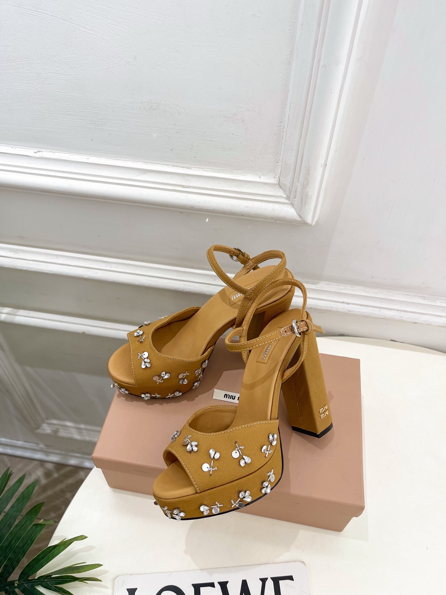 Miu Miu | 缪缪  26𝐬𝐬🖤2026春夏新品 专柜主打最新走秀款 水钻鱼嘴高跟防水台凉鞋 火爆