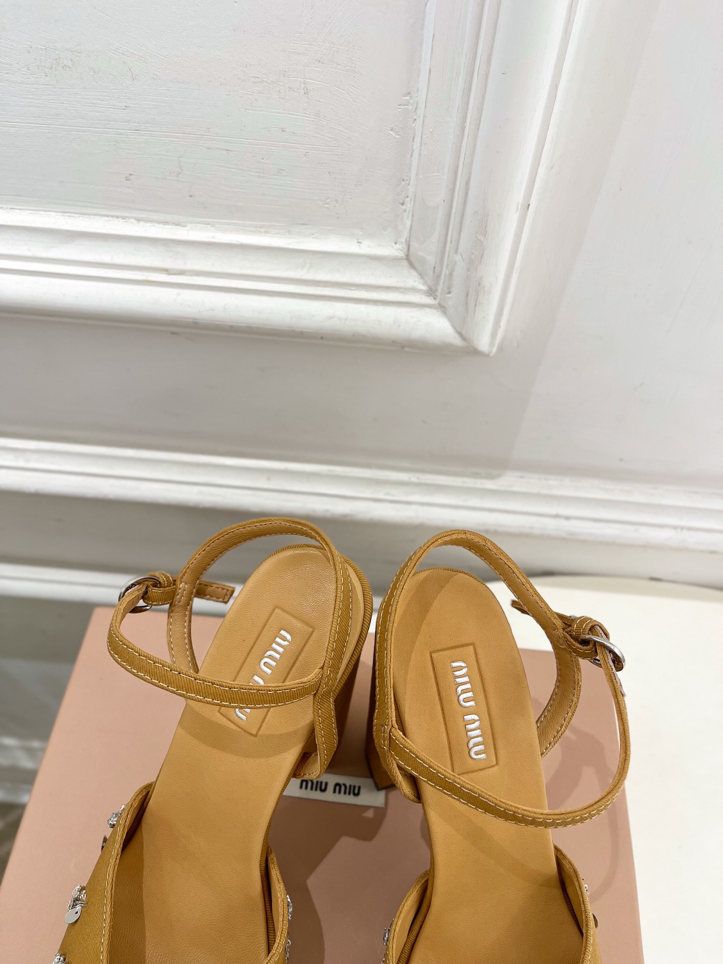 Miu Miu | 缪缪  26𝐬𝐬🖤2026春夏新品 专柜主打最新走秀款 水钻鱼嘴高跟防水台凉鞋 火爆