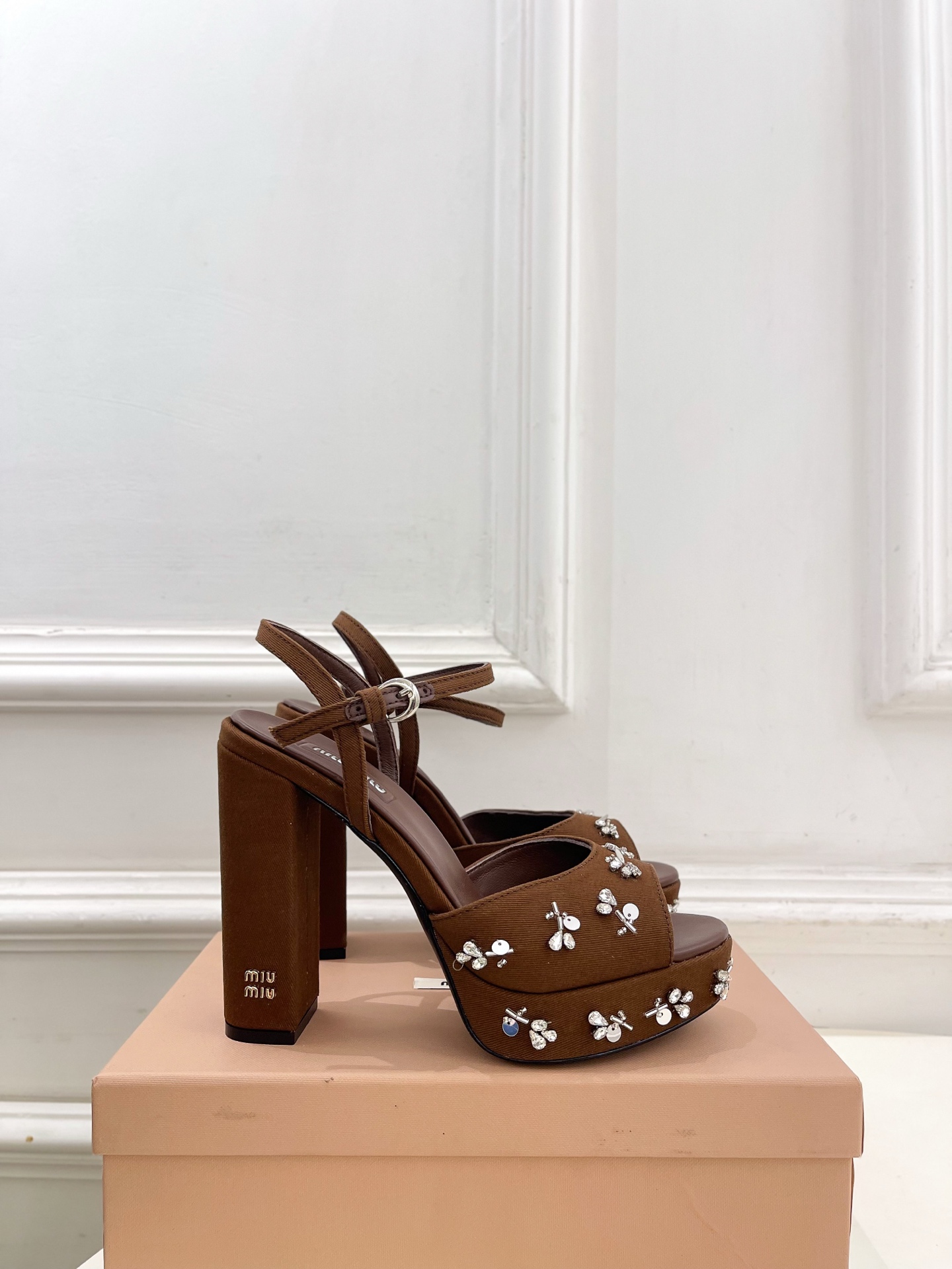 Miu Miu | 缪缪  26𝐬𝐬🖤2026春夏新品 专柜主打最新走秀款 水钻鱼嘴高跟防水台凉鞋 火爆