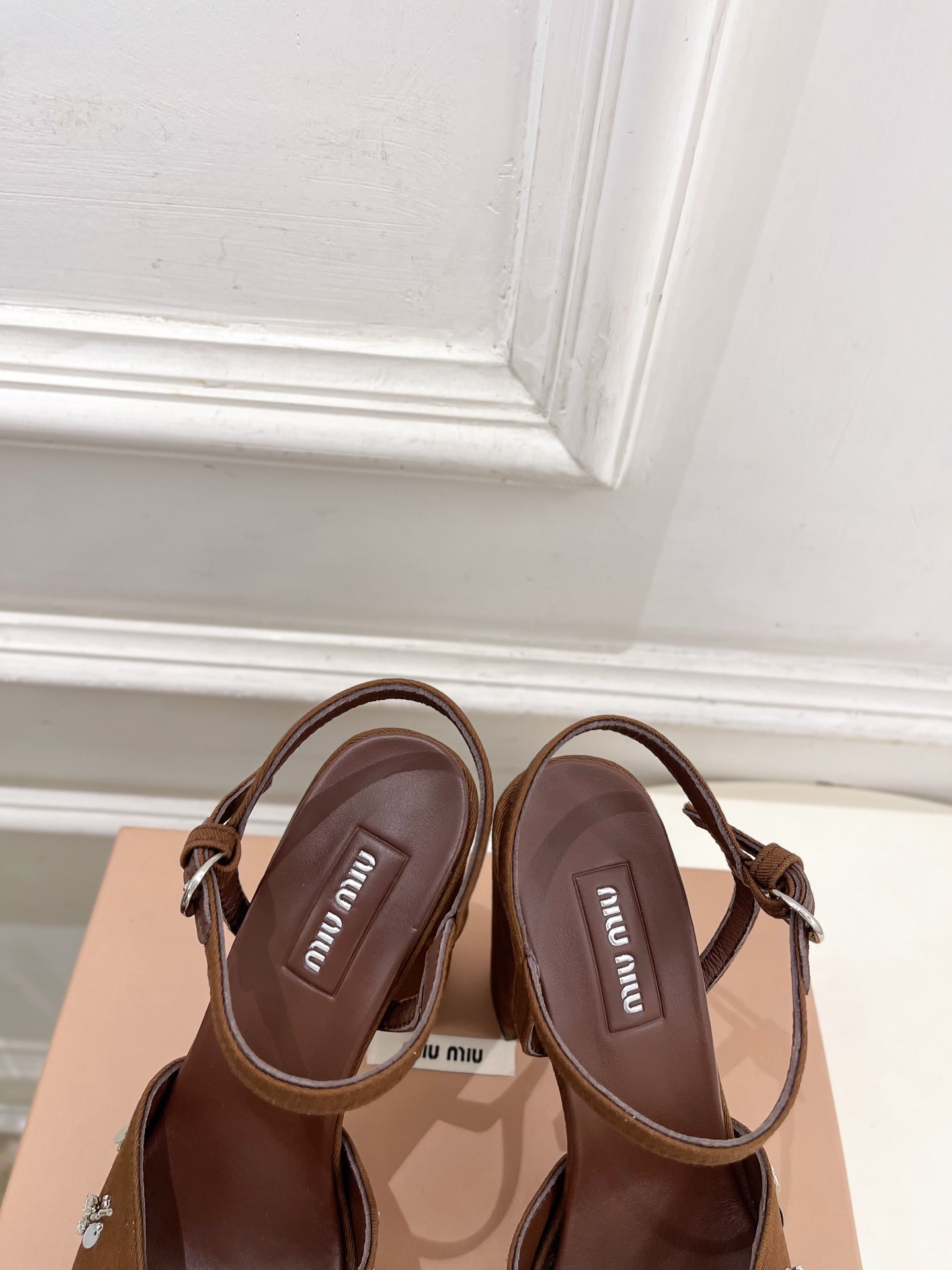 Miu Miu | 缪缪  26𝐬𝐬🖤2026春夏新品 专柜主打最新走秀款 水钻鱼嘴高跟防水台凉鞋 火爆