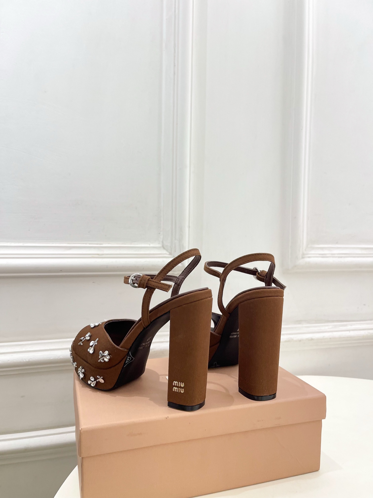 Miu Miu | 缪缪  26𝐬𝐬🖤2026春夏新品 专柜主打最新走秀款 水钻鱼嘴高跟防水台凉鞋 火爆