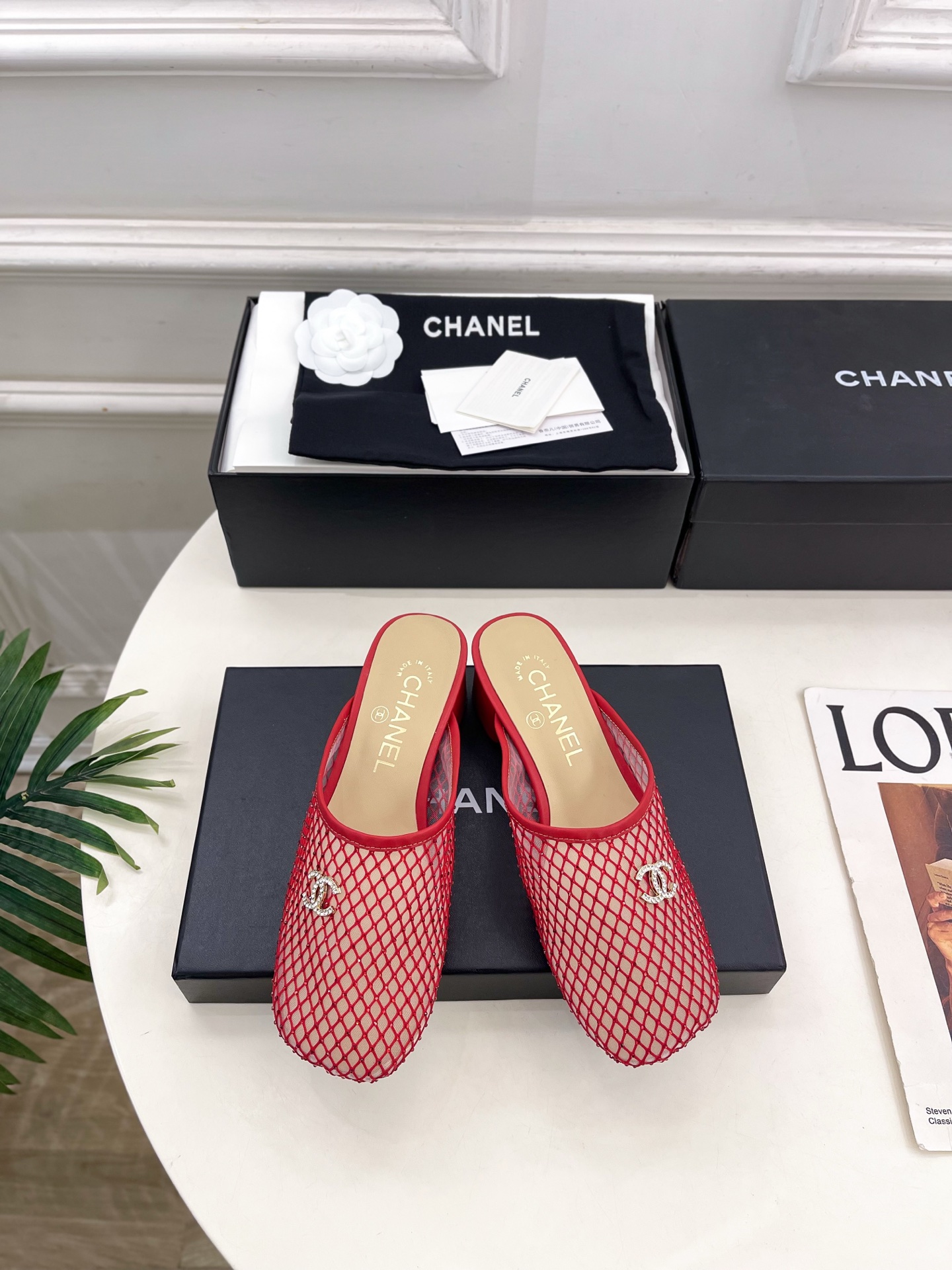 NO:785377,| Xiaoxiang 26 2026 spring and summer new products, classic catwalk style in the counter, Xiaoxiang double C rhinestone mesh thick heel half slippers new series, the absolute best in the BS fashion circle, the matching will interpret the meticulous, minimalist, classic elements that will never fade away, showing a unique dressing style that is too beautiful to say, a must-have for summer... ━━━━━ t  ━━━━━ Highly customized upper with original mesh hot diamond lining, imported silk sheepskin lining, original Italian genuine leather outsole, 5cm heel height, shoe size: 35-39 (40.41 customized, non-returnable) No. 2604043, half drag, slippers, sheepskin, Leather soles19860909| 小香 26 2026 春夏新品 专柜经典走秀款 小香双C水钻网纱粗跟半拖鞋 系列上新 BS时尚圈的绝绝子 搭配将演绎着细致 极简 永不褪去的经典元素 展现与众不同的穿搭风格美到无话可说 夏季必入款…… ━━━━━ t ━━━━━ 鞋面高定制原版网面烫钻 内里进口丝绸羊皮里 大底原版意大利真皮大底 跟高5cm 鞋码: 35-39（40.41定制不退换） 编号2604043,半拖,slippers,sheepskin,Leather soles,Women's Shoes