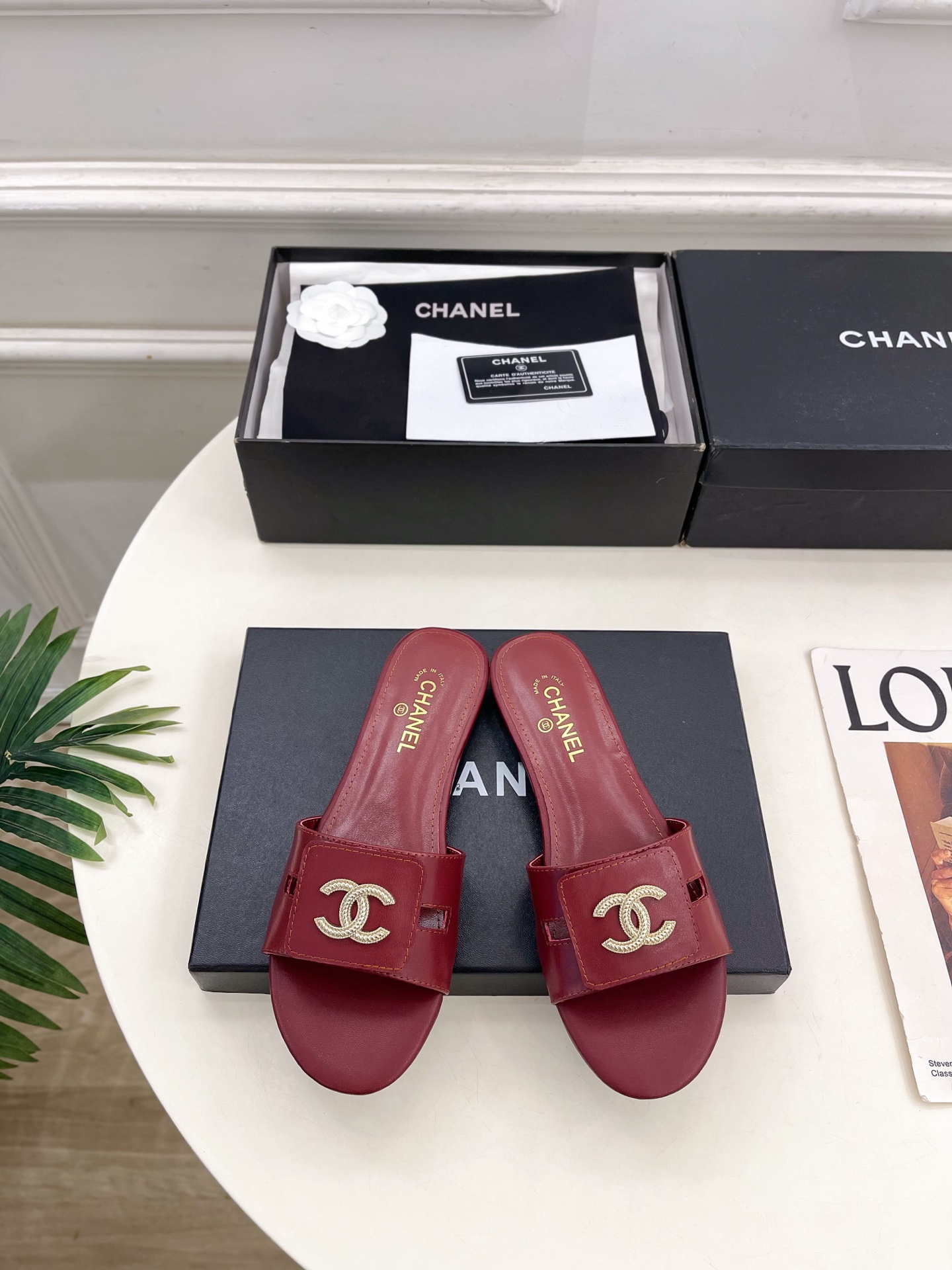 NO:785404,| Xiaoxiang 26 2026 spring and summer new products, classic catwalk models in the counter, Xiaoxiang double C hollow flat slippers are new in the series. The absolute best in the BS fashion circle. The matching will interpret the meticulous, minimalist and never-fading classic elements, showing a unique dressing style that is too beautiful to say. A must-have style in summer... ━━━━━ t ━━━━━  Highly customized original lambskin upper, imported silk sheepskin lining, outsole, original Italian leather outsole, heel height 1.5cm, shoe size: 35-39 (40.41 customized, non-returnable) No. 2604013, slippers, slippers, sheepskin, Leather soles19860909| 小香 26 2026 春夏新品 专柜经典走秀款 小香双C镂空平底拖鞋 系列上新 BS时尚圈的绝绝子 搭配将演绎着细致 极简 永不褪去的经典元素 展现与众不同的穿搭风格美到无话可说 夏季必入款…… ━━━━━ t ━━━━━ 鞋面高定制原版小羊皮 内里进口丝绸羊皮里 大底原版意大利真皮大底  跟高1.5cm 鞋码: 35-39（40.41定制不退换） 编号2604013,拖鞋,slippers,sheepskin,Leather soles,Women's Shoes