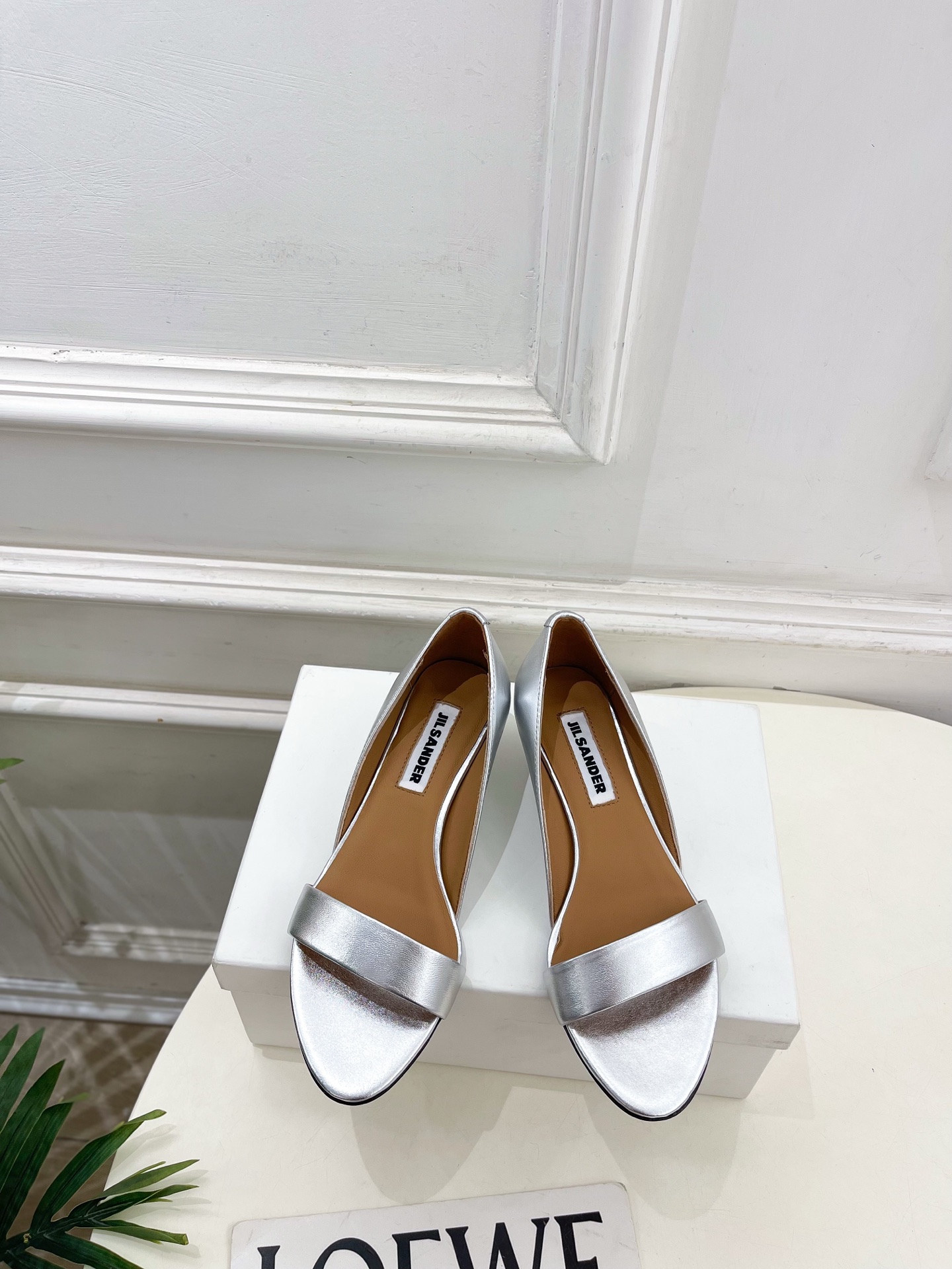 NO:785401,Jil Sander (Jil Sander) 2026 spring and summer new product JD minimalist one-word strap small wedge sandals———————— JS, as the most popular designer brand in the past two years, has simple design, clever details, fresh and refined!  If you don’t want to hit the streets with random styles, you can check out this brand. It’s relatively niche but is so easy to match. You can see this brand everywhere on Instagram and Xiaohongshu!  BS original one-to-one customization. Original custom-made calfskin upper. Imported sheepskin lining. Original imported genuine leather outsole. Heel height 4cm. Size 35~39 (40.41 customized, non-returnable). No. 2604037, sandals, jil sander, sandals, cowhide, sheepskin, Leather soles19860909Jil Sander(吉尔·桑达）2026 春夏新品 JD极简一字带小坡跟凉鞋———————— JS作为这两年最受欢迎的设计师品牌,设计简单、细节巧妙、清新脱俗！ 不想满大街撞款的可以看看这个品牌,比较小众却又是那么好搭配,ins、小红书随处可见这个品牌的身影 ！BS原版一比一定制 鞋面原版定制小牛皮 内里进口羊皮里 大底原版进口真皮大底 跟高4cm 码数35~39(40.41订做不退换）  编号2604037,凉鞋,jil sander,sandals,cowhide,sheepskin,Leather soles,Women's Shoes